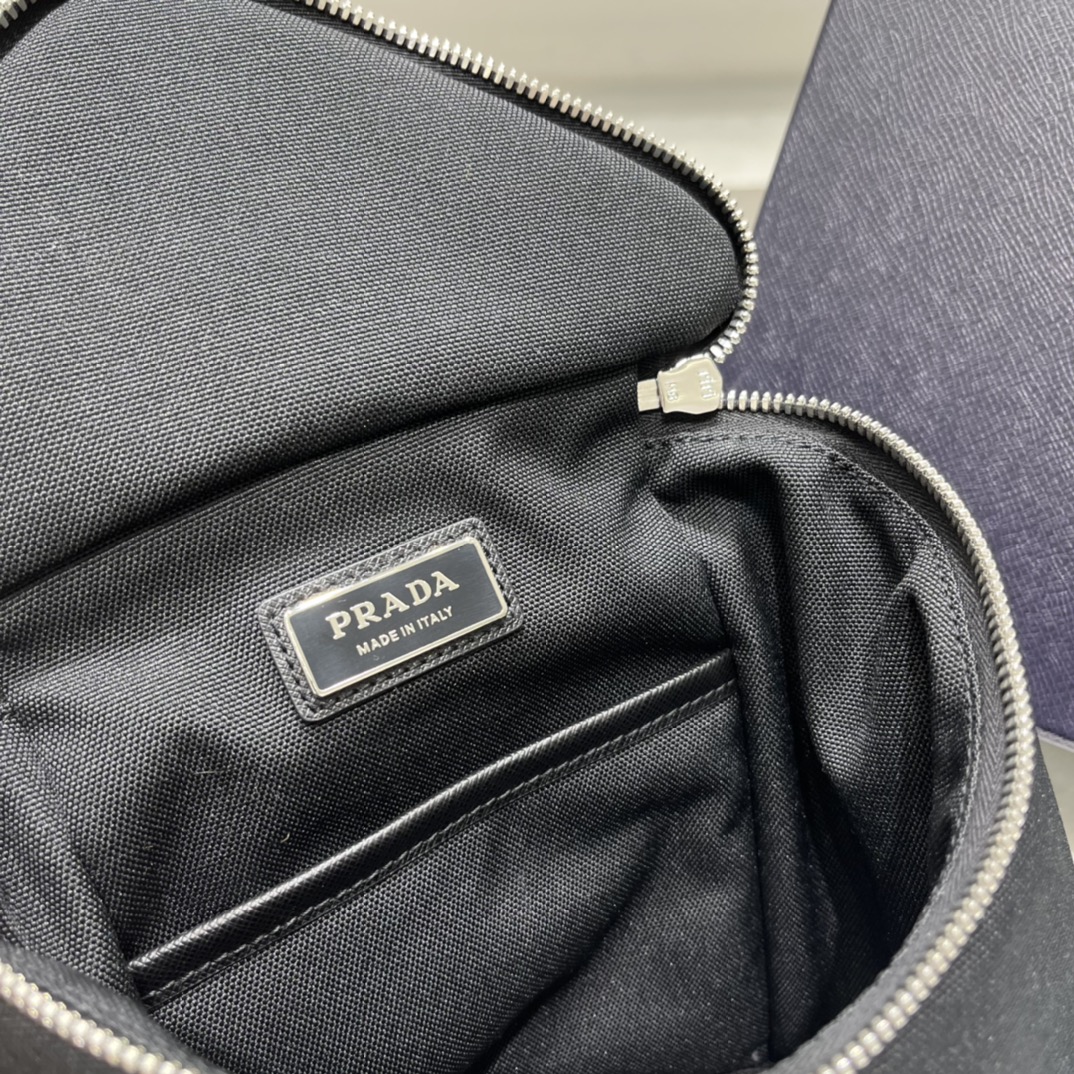 Prada Umhängetasche aus Re-Nylon und Leder - EUR FASHION