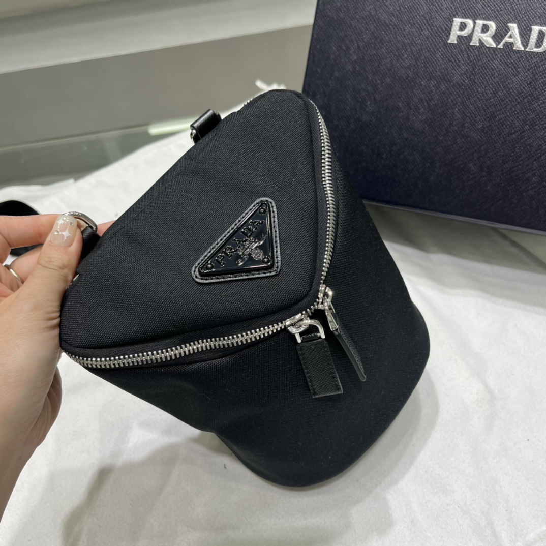 Prada Umhängetasche aus Re-Nylon und Leder - EUR FASHION