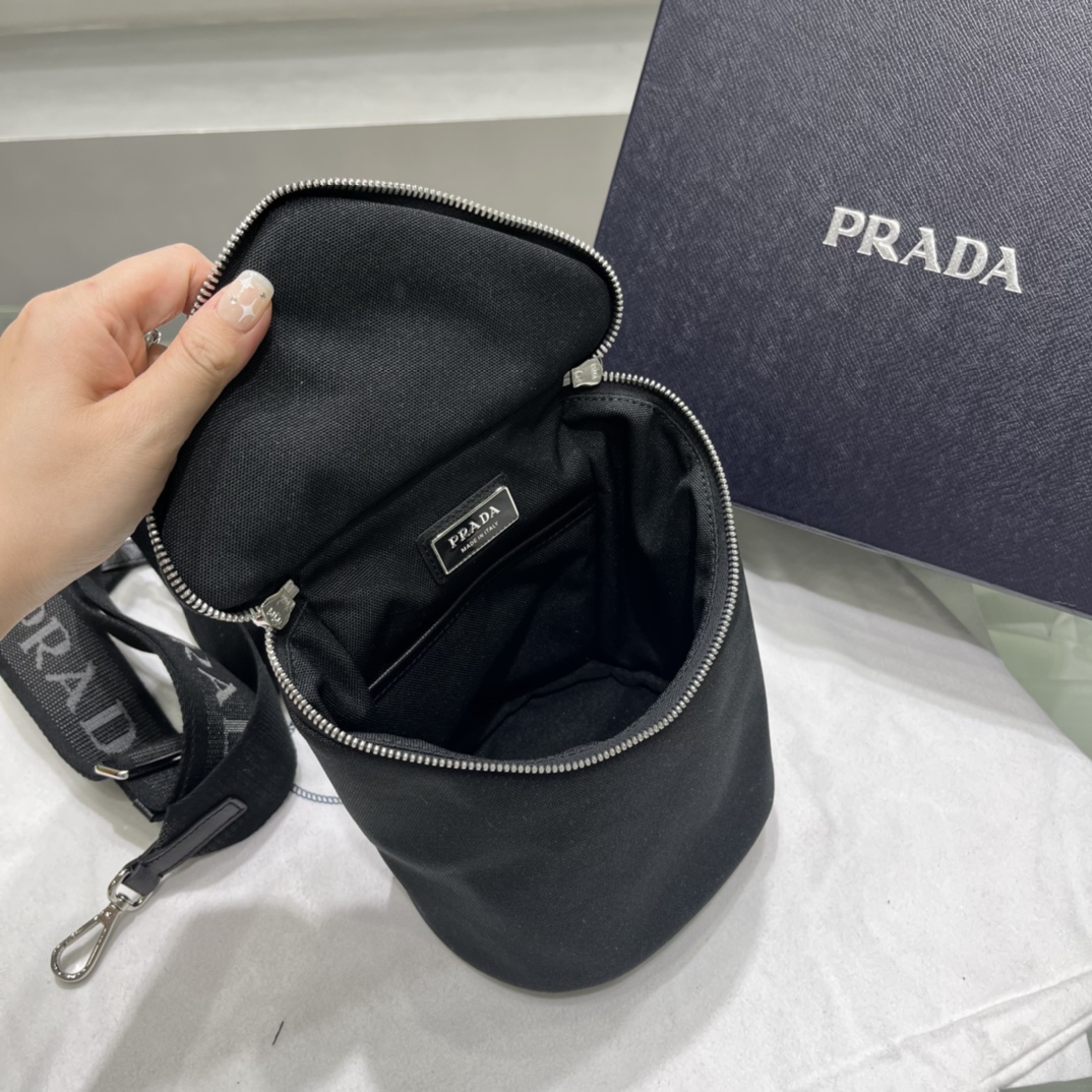 Prada Umhängetasche aus Re-Nylon und Leder - EUR FASHION