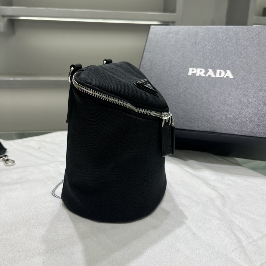 Prada Umhängetasche aus Re-Nylon und Leder - EUR FASHION
