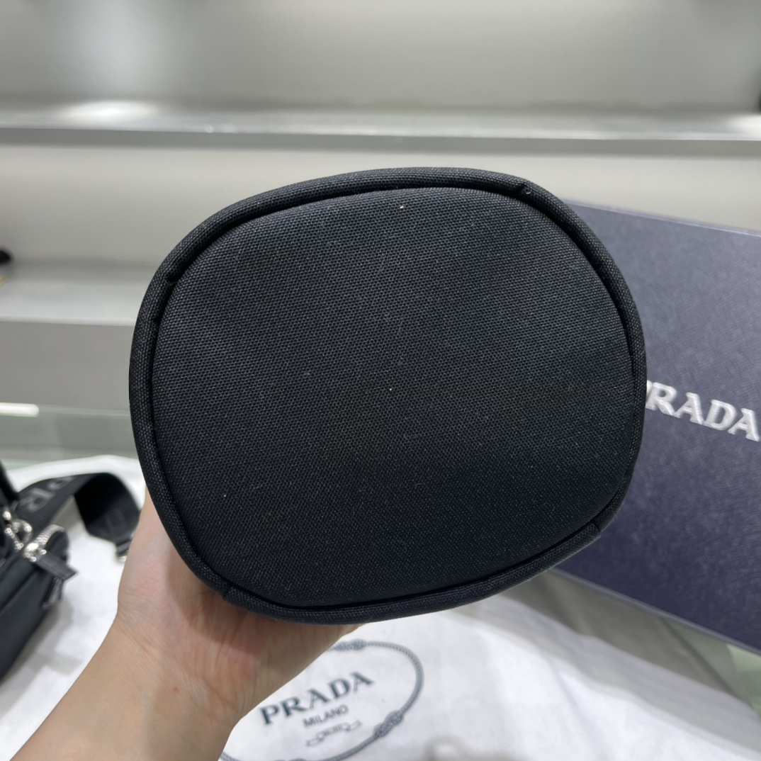Prada Umhängetasche aus Re-Nylon und Leder - EUR FASHION
