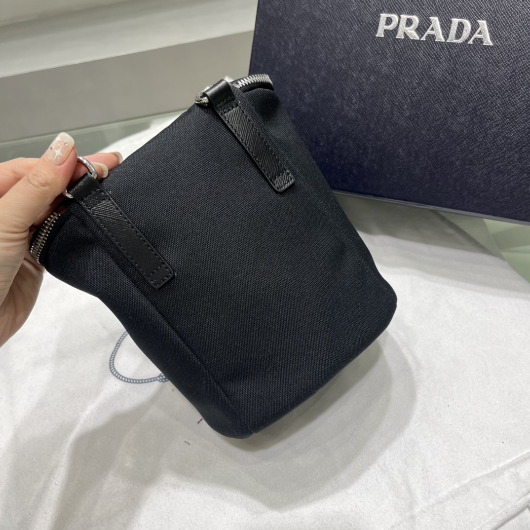 Prada Umhängetasche aus Re-Nylon und Leder - EUR FASHION