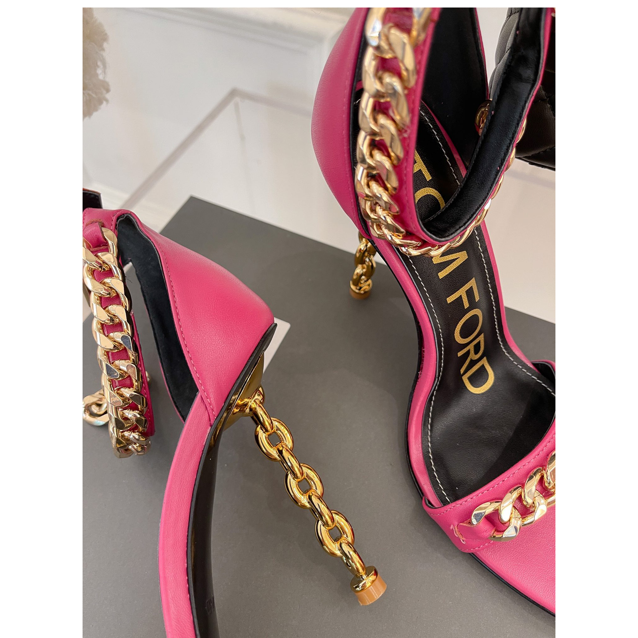 Tom Ford Ledersandalen mit Kettenbesatz und einer Absatzhöhe von 10,5 cm - EUR FASHION