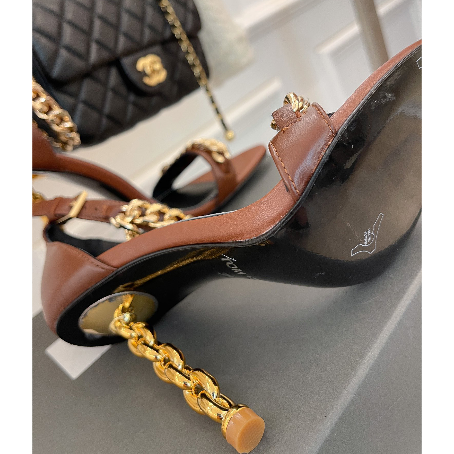 Tom Ford Ledersandalen mit Kettenbesatz und einer Absatzhöhe von 10,5 cm - EUR FASHION