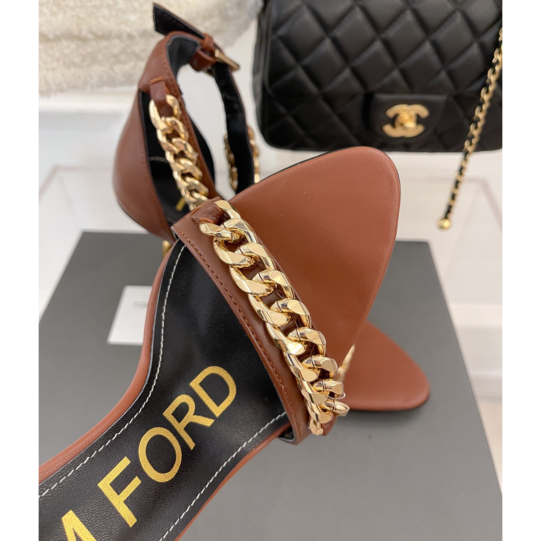 Tom Ford Ledersandalen mit Kettenbesatz und einer Absatzhöhe von 10,5 cm - EUR FASHION