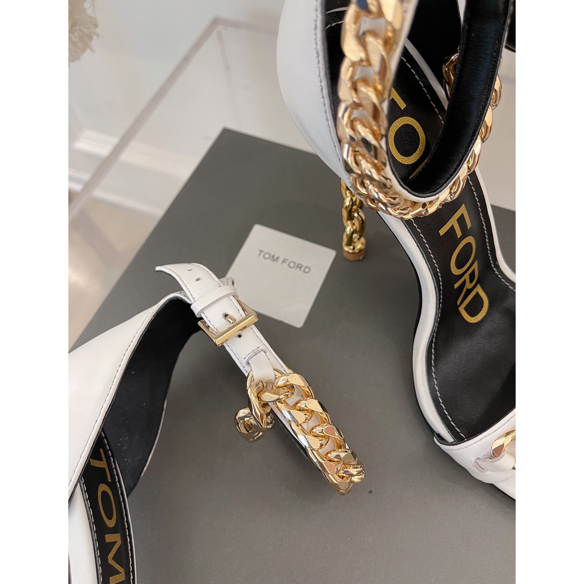 Tom Ford Ledersandalen mit Kettenbesatz und einer Absatzhöhe von 10,5 cm - EUR FASHION