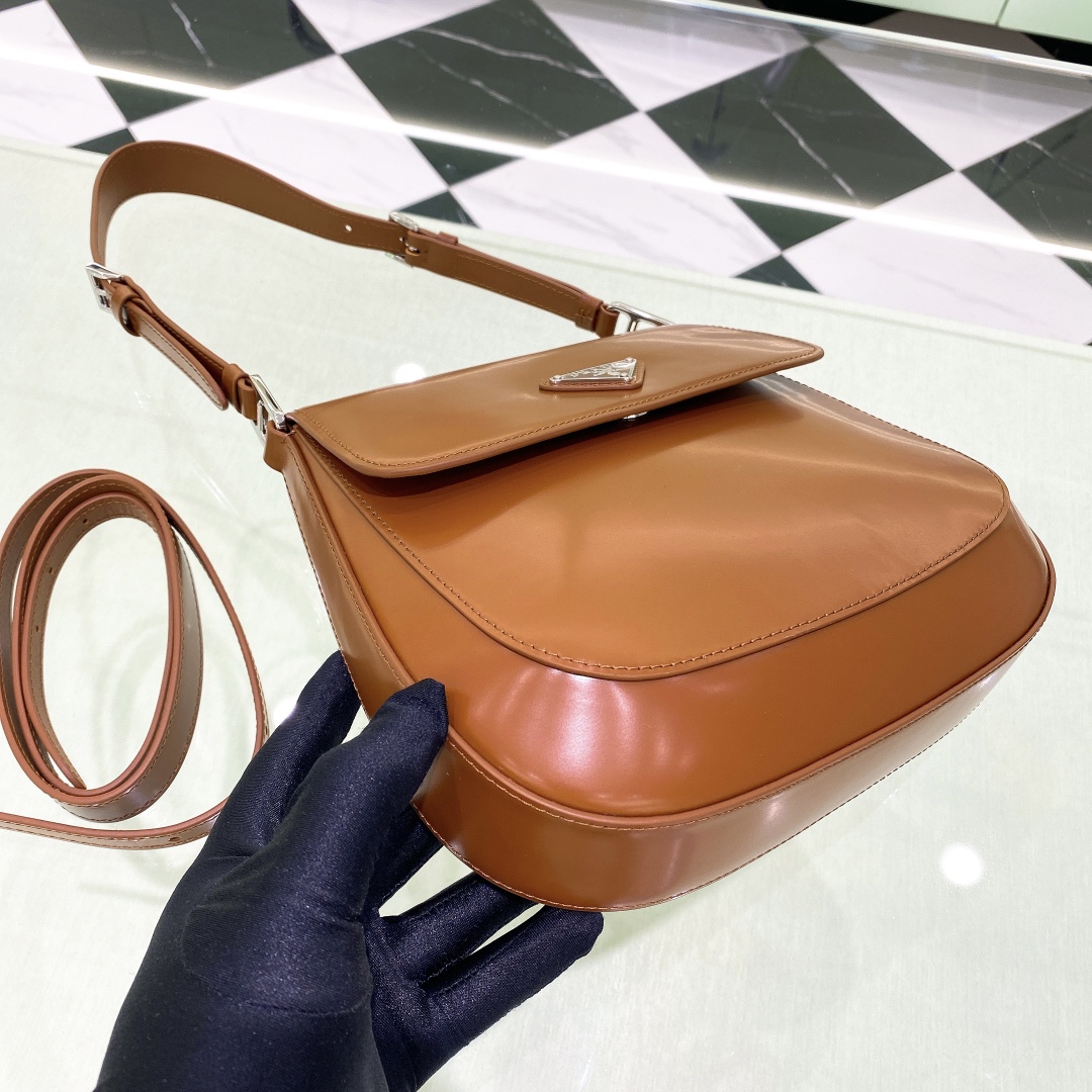 Prada Cleo Umhängetasche aus gebürstetem Leder in Braun (24-19-6 cm) 1BD303 - EUR FASHION