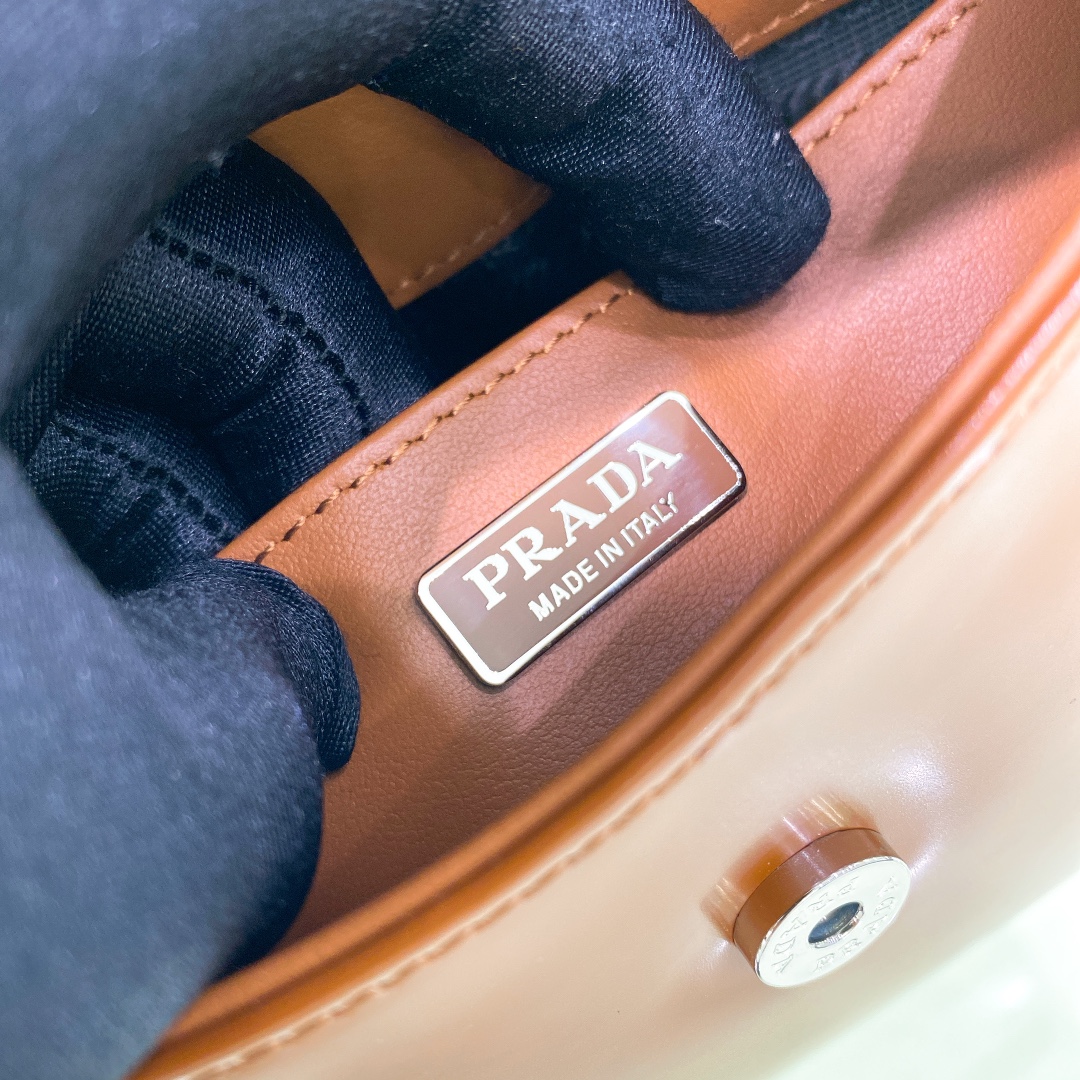 Prada Cleo Umhängetasche aus gebürstetem Leder in Braun (24-19-6 cm) 1BD303 - EUR FASHION
