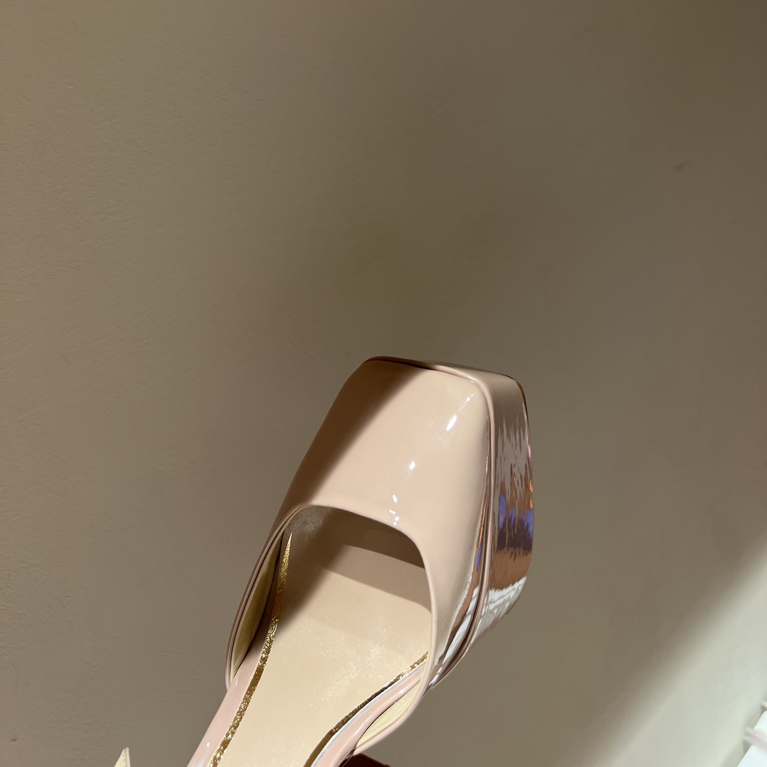 Valenti Garavani Tan-Go Plateaupumps aus Lackleder 155 mm - EUR FASHION