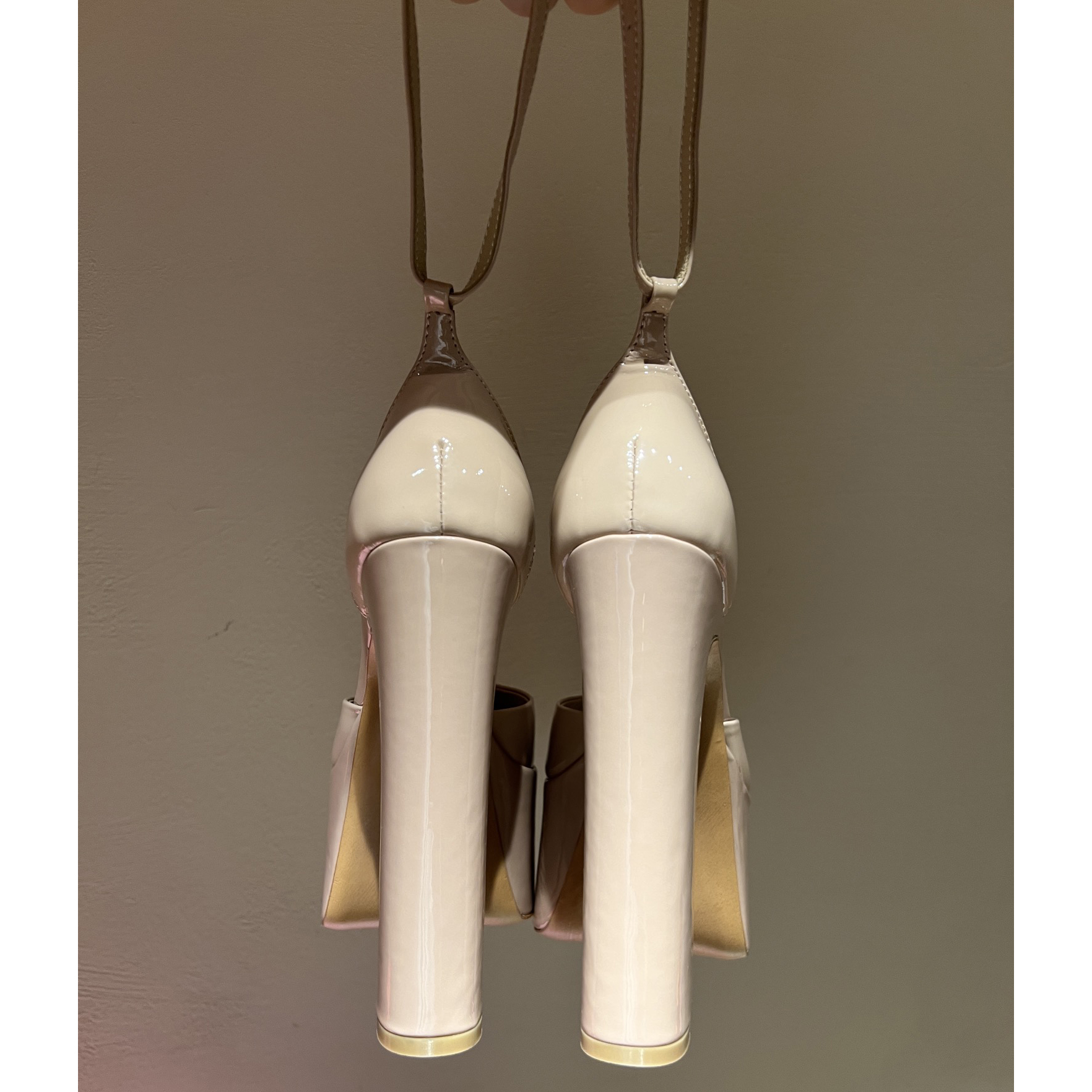 Valenti Garavani Tan-Go Plateaupumps aus Lackleder 155 mm - EUR FASHION