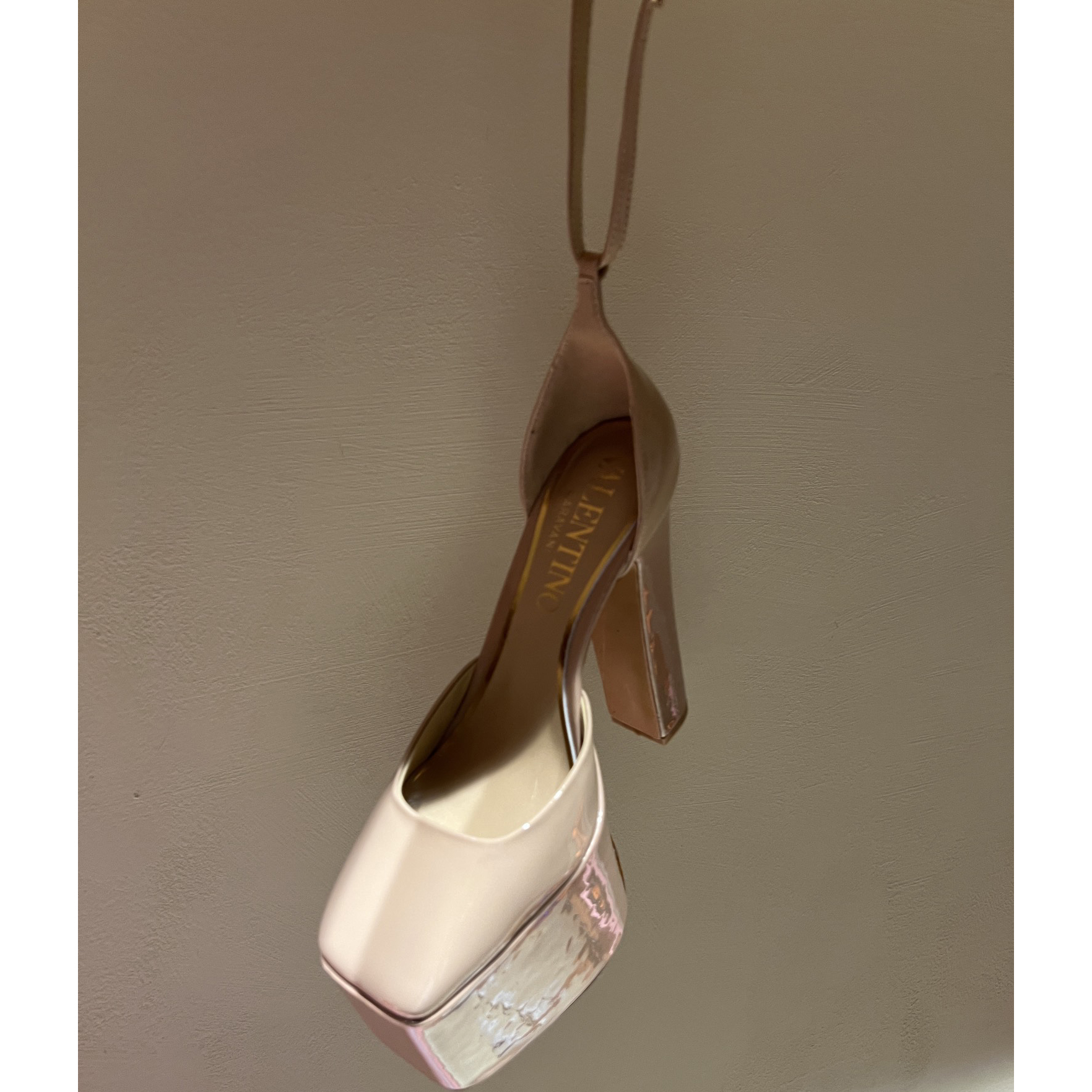 Valenti Garavani Tan-Go Plateaupumps aus Lackleder 155 mm - EUR FASHION