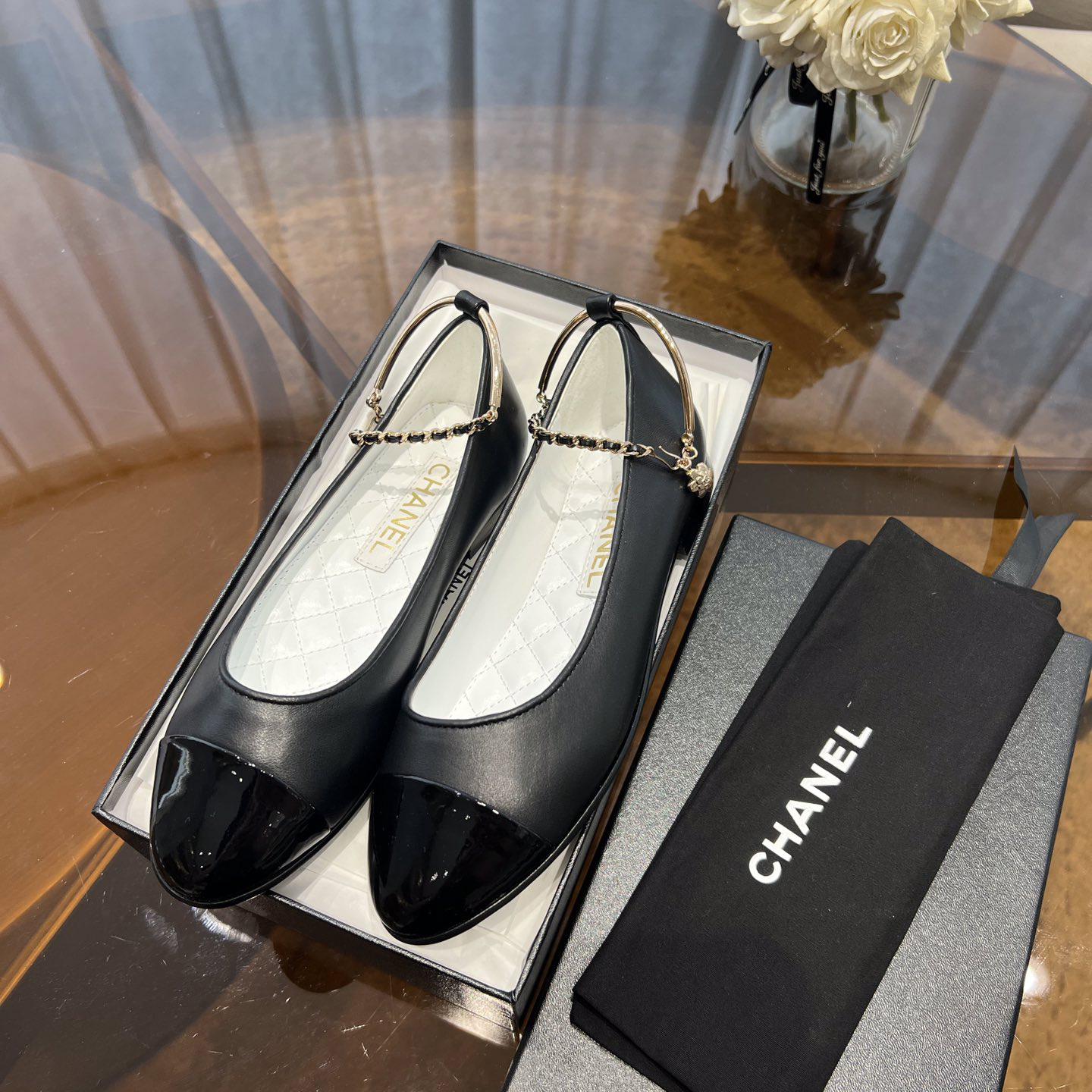 Schwarze Ballerinas aus Dior-Lammleder und Lackkalbsleder - EUR FASHION