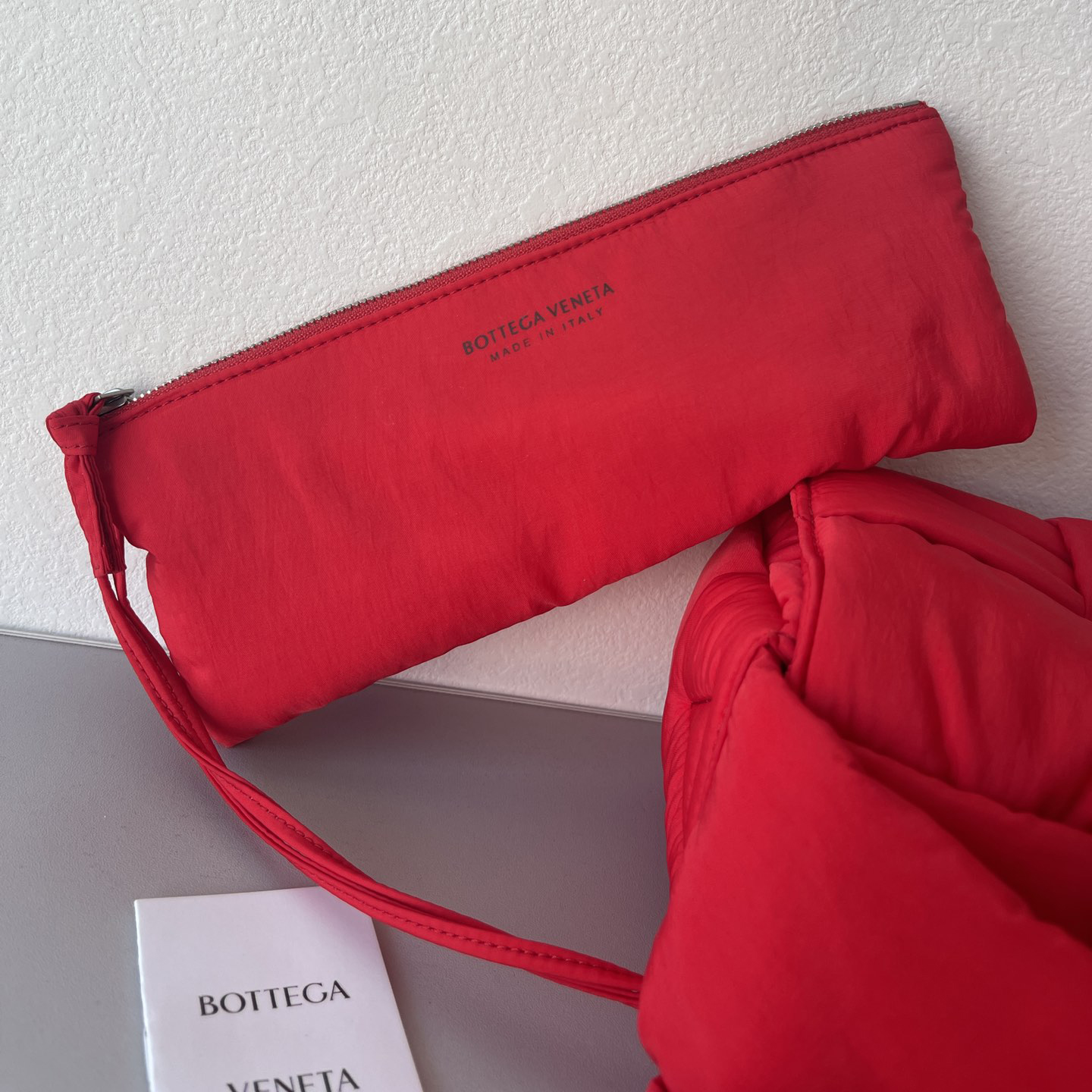 Bottega Veneta gepolsterte Tech Cassette gepolsterte Umhängetasche aus Intreccio-Nylon (30–15–7,5 cm) - EUR FASHION