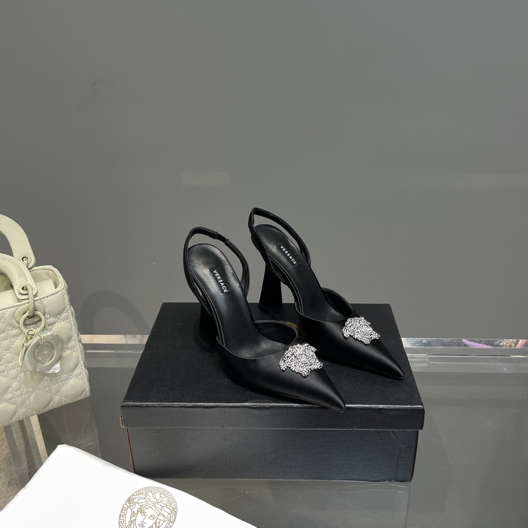 Versace Crystal La Medusa Slingback-Pumps aus Satin - EUR FASHION