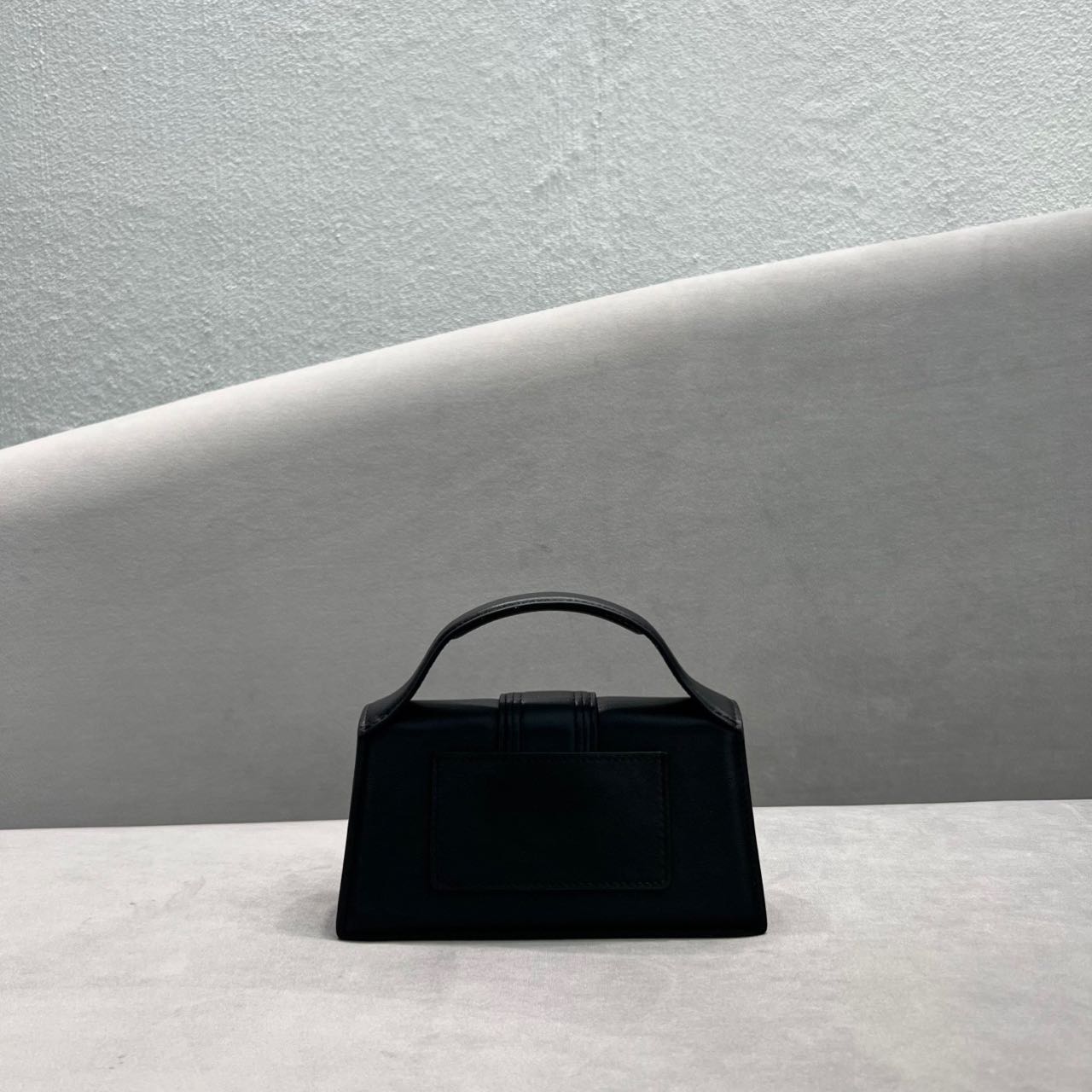Jacquemus Le Grand Bambino Handtasche mit verstellbarem Umhängeriemen (24–13–7 cm) - EUR FASHION