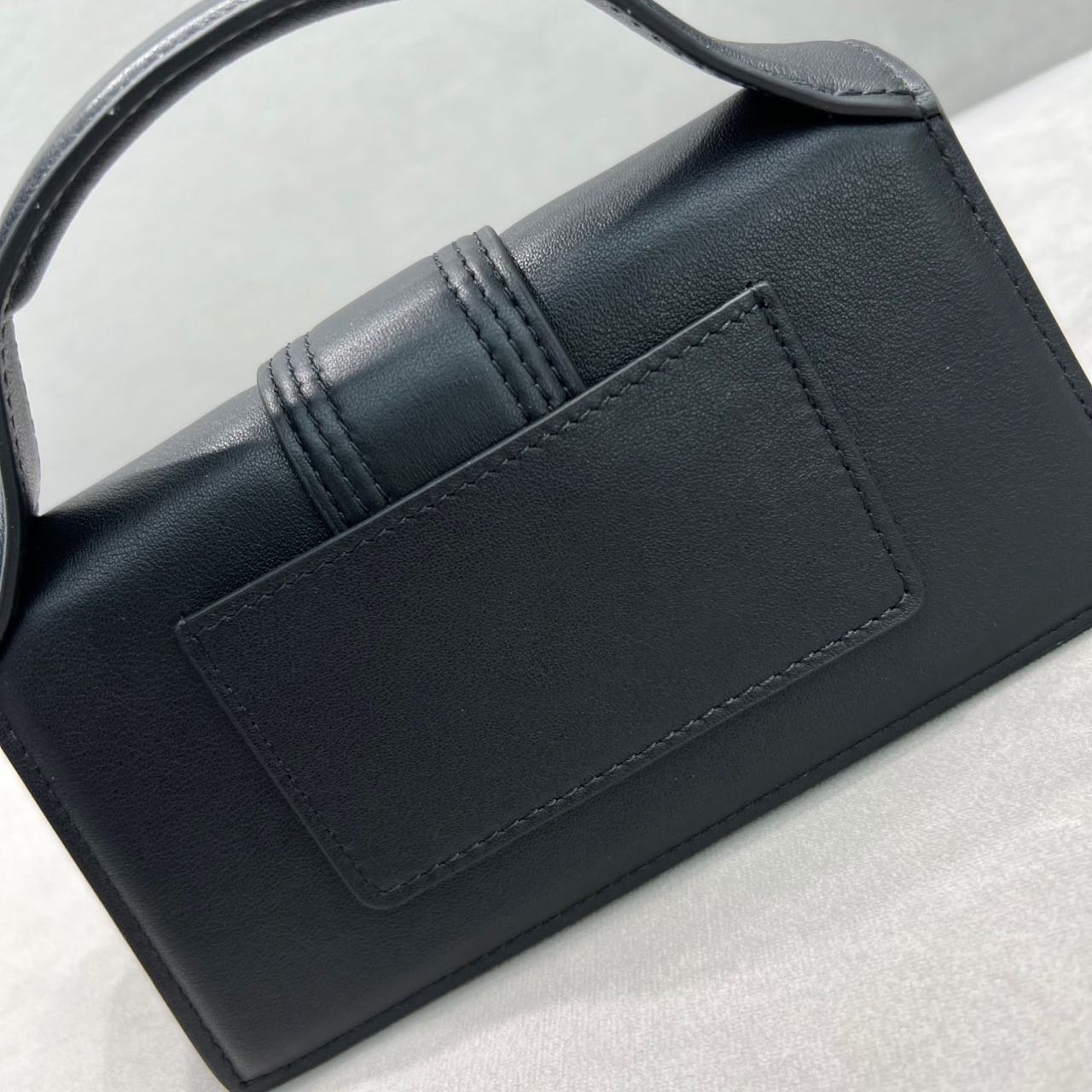 Jacquemus Le Grand Bambino Handtasche mit verstellbarem Umhängeriemen (24–13–7 cm) - EUR FASHION