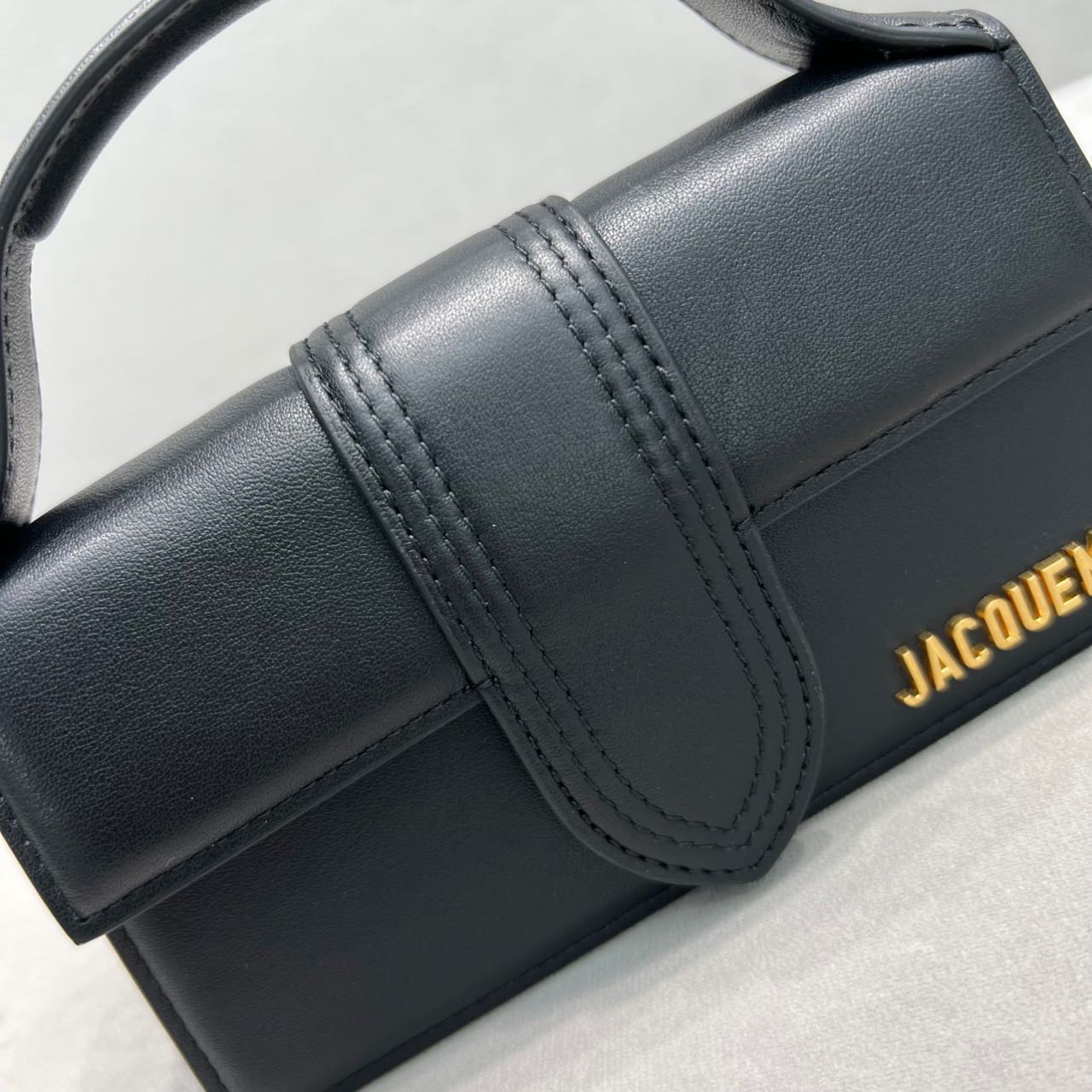 Jacquemus Le Grand Bambino Handtasche mit verstellbarem Umhängeriemen (24–13–7 cm) - EUR FASHION
