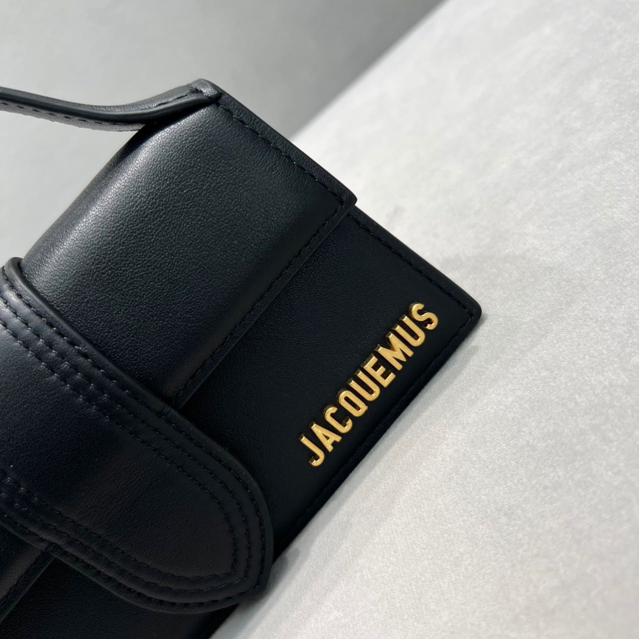 Jacquemus Le Grand Bambino Handtasche mit verstellbarem Umhängeriemen (24–13–7 cm) - EUR FASHION