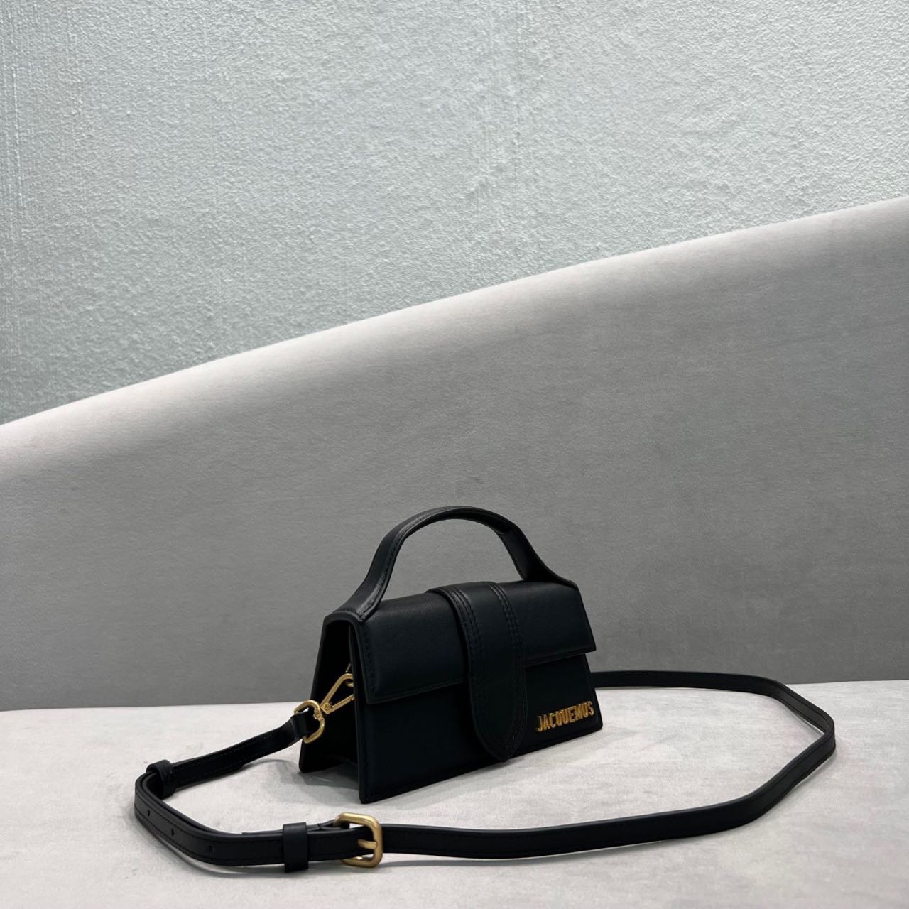 Jacquemus Le Grand Bambino Handtasche mit verstellbarem Umhängeriemen (24–13–7 cm) - EUR FASHION
