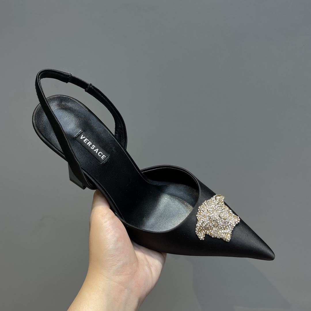 Versace Crystal La Medusa Slingback-Pumps aus Satin - EUR FASHION
