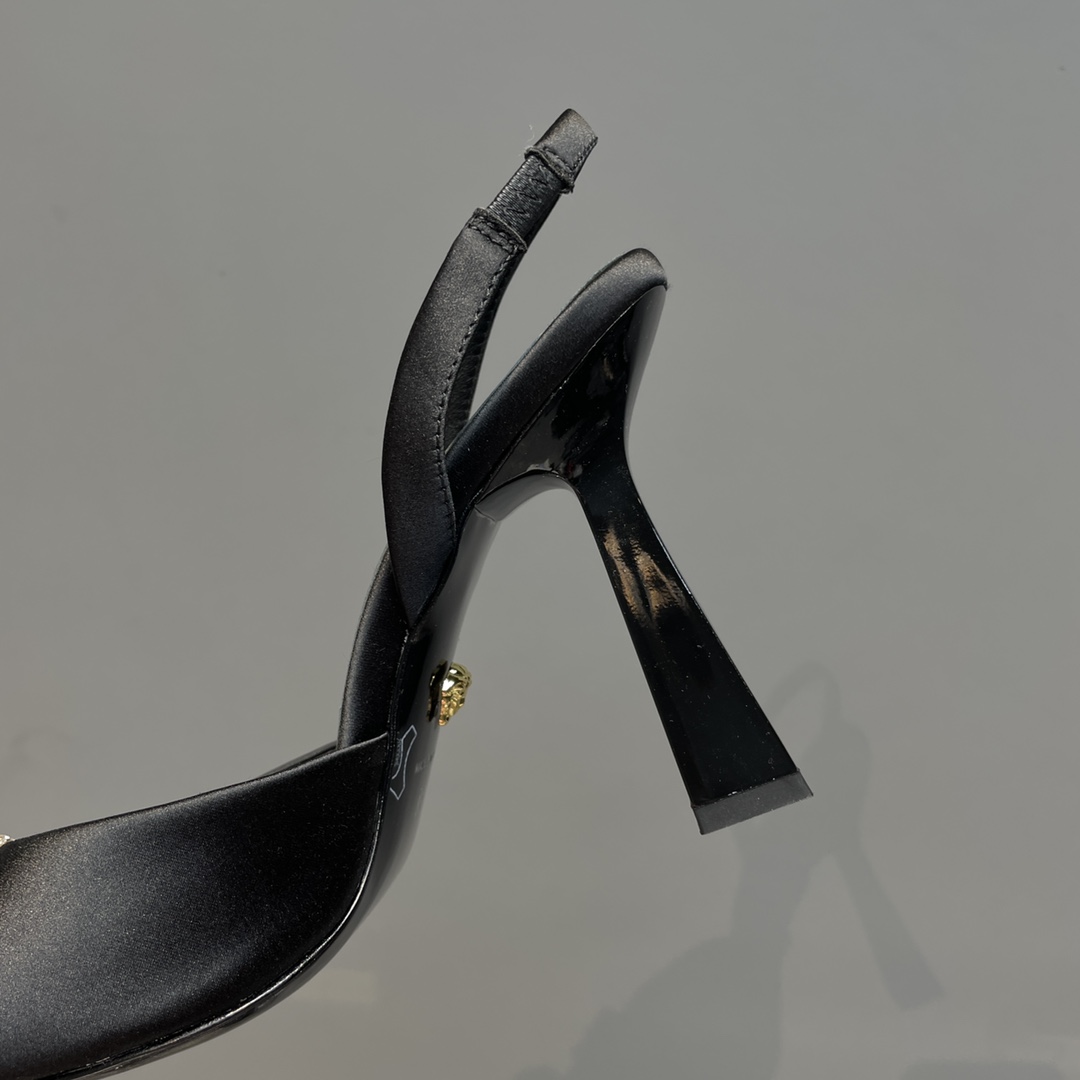 Versace Crystal La Medusa Slingback-Pumps aus Satin - EUR FASHION