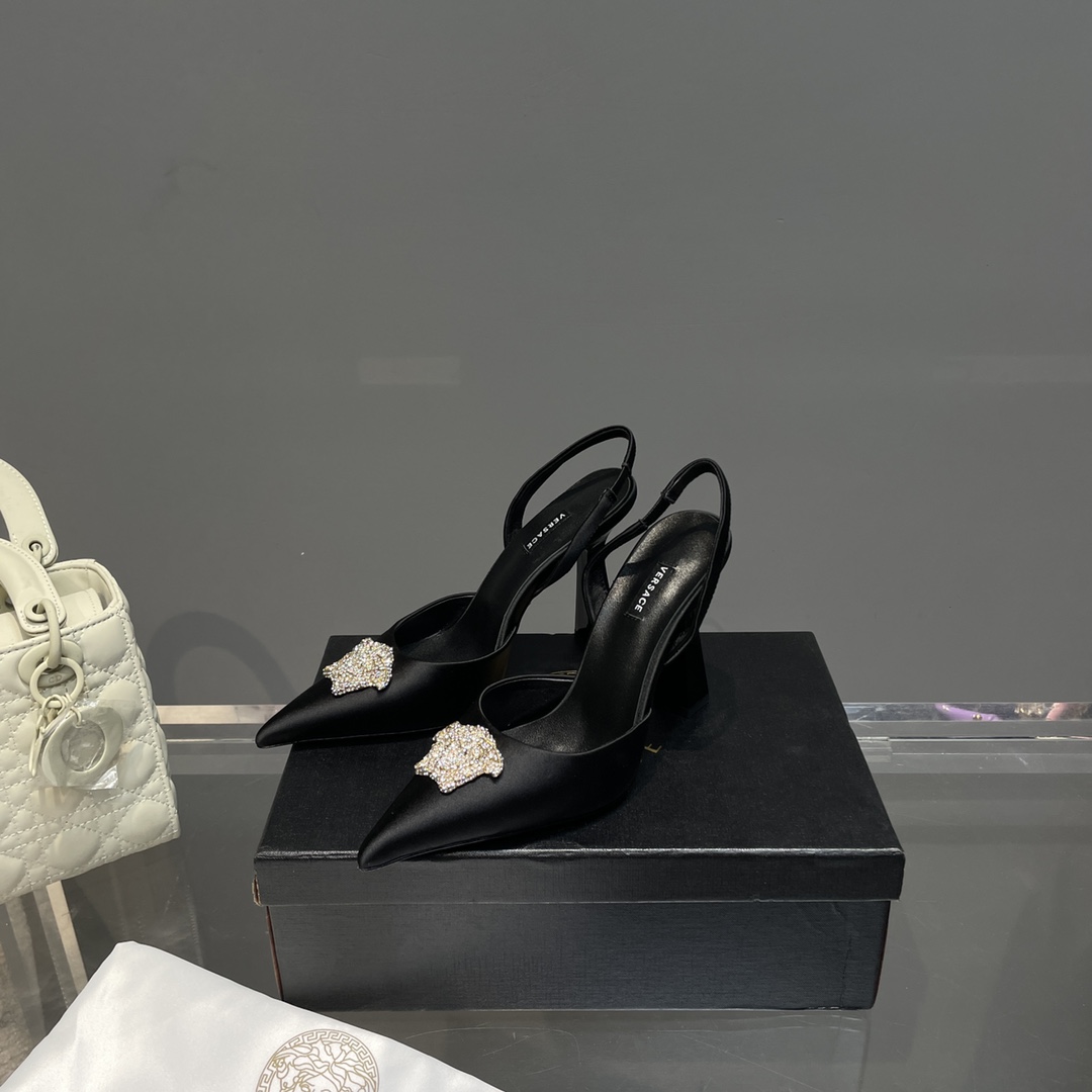 Versace Crystal La Medusa Slingback-Pumps aus Satin - EUR FASHION