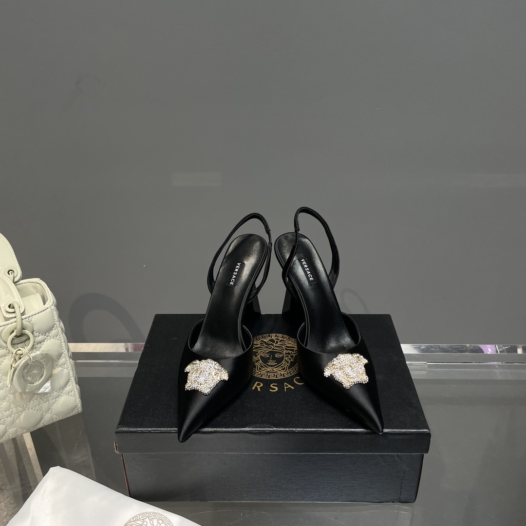 Versace Crystal La Medusa Slingback-Pumps aus Satin - EUR FASHION