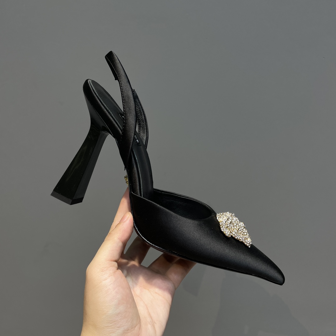 Versace Crystal La Medusa Slingback-Pumps aus Satin - EUR FASHION