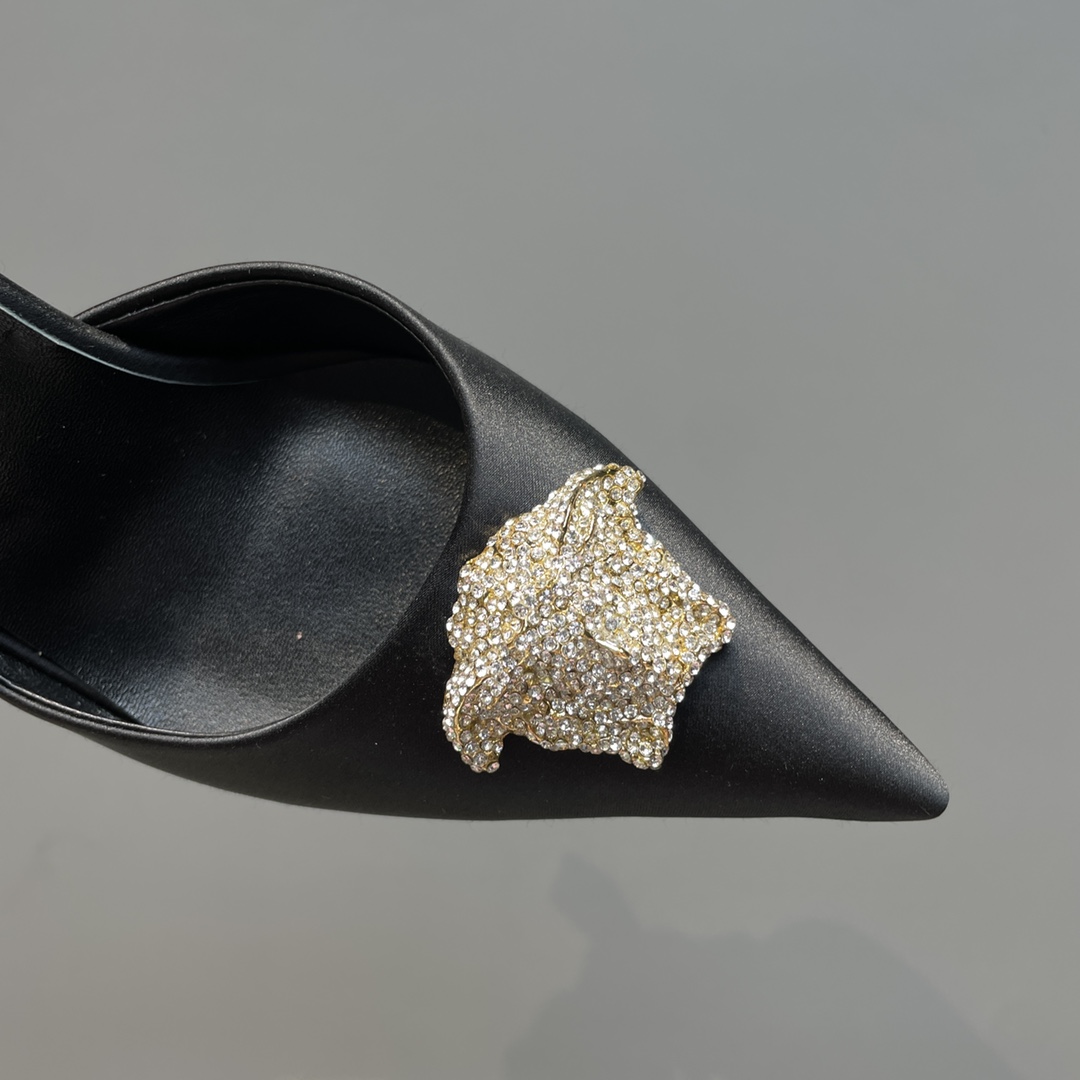 Versace Crystal La Medusa Slingback-Pumps aus Satin - EUR FASHION