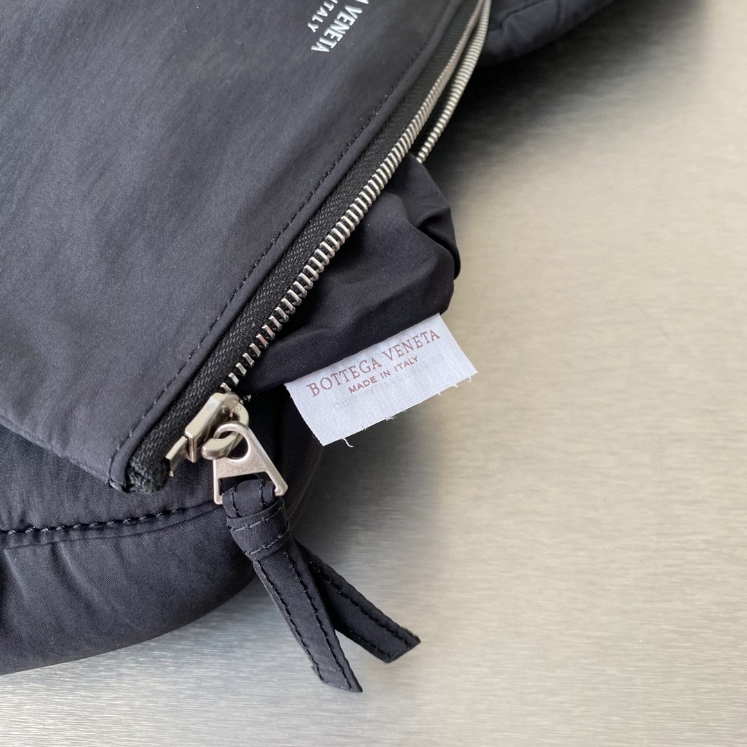 Bottega Veneta Padded Tech Cassette Mittelgroße, gepolsterte Umhängetasche aus Intreccio-Nylon (30–15–7,5 cm) - EUR FASHION