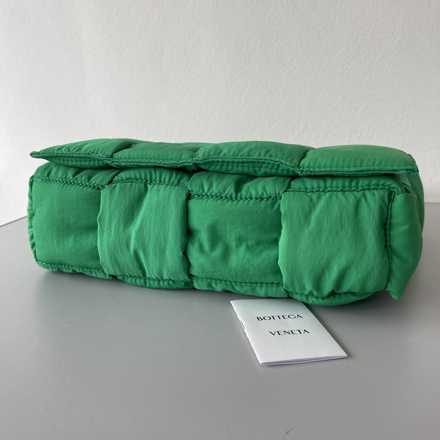 Bottega Veneta gepolsterte Tech Cassette gepolsterte Umhängetasche aus Intreccio-Nylon (30–15–7,5 cm) - EUR FASHION