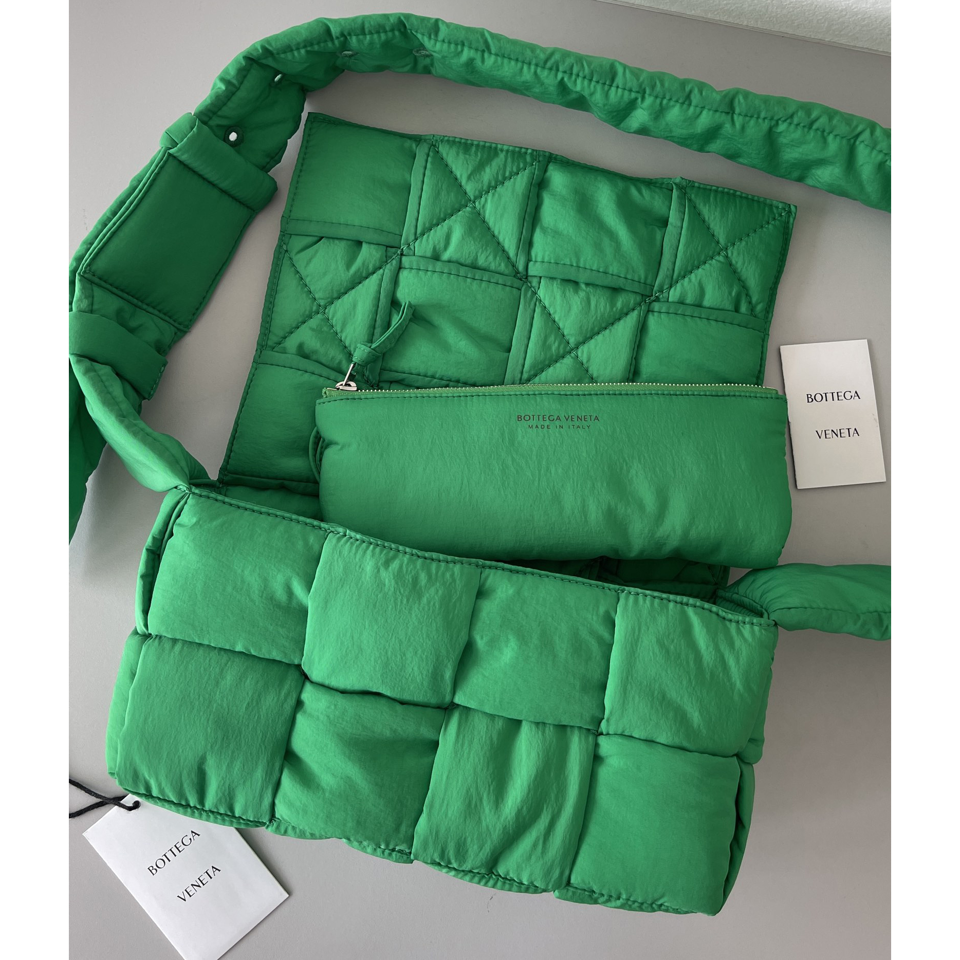 Bottega Veneta gepolsterte Tech Cassette gepolsterte Umhängetasche aus Intreccio-Nylon (30–15–7,5 cm) - EUR FASHION