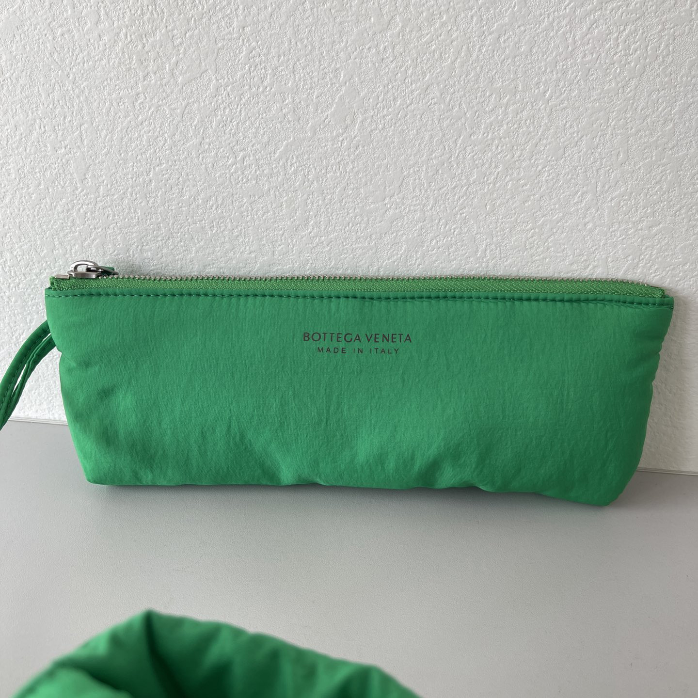 Bottega Veneta gepolsterte Tech Cassette gepolsterte Umhängetasche aus Intreccio-Nylon (30–15–7,5 cm) - EUR FASHION