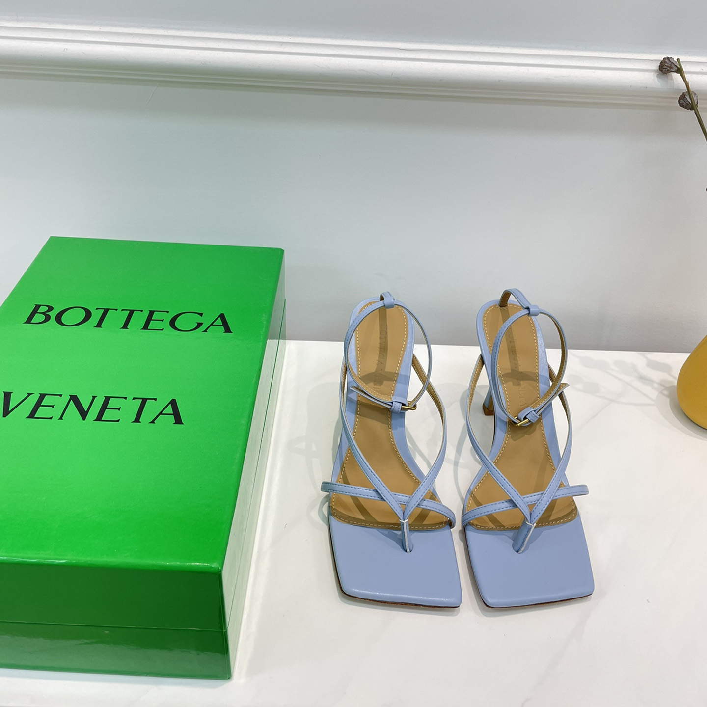 Bottega Veneta Stretch-Ledersandalen in optischem Weiß - EUR FASHION