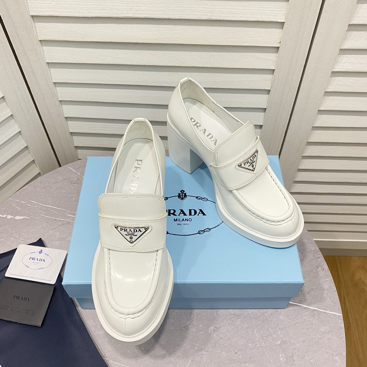Prada Schokoladenbraune Mokassins aus gebürstetem Leder mit hohen Absätzen - EUR FASHION