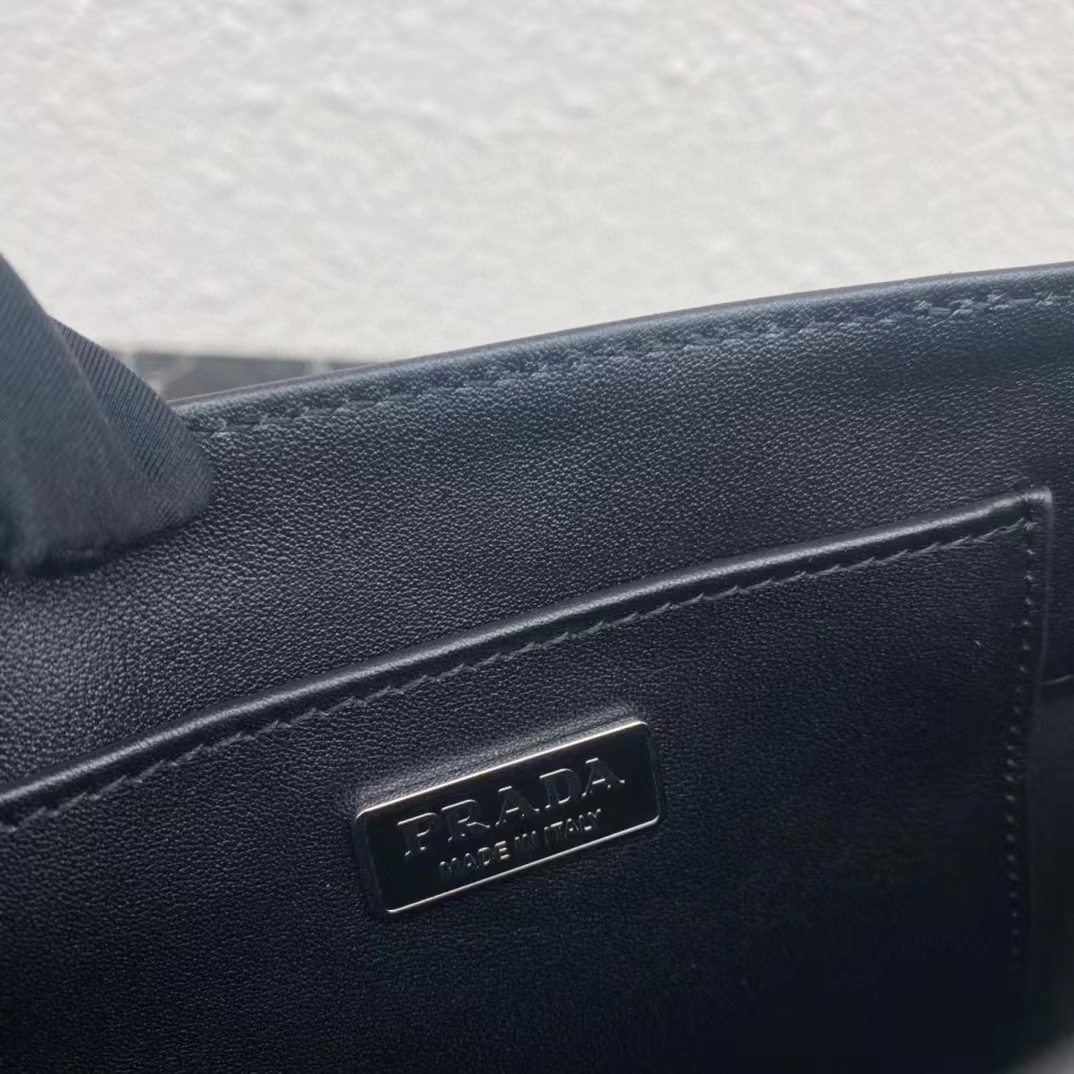 Prada – Kleine, mit Kristallen besetzte Satin-Einkaufstasche (17,5–15–5 cm) - EUR FASHION