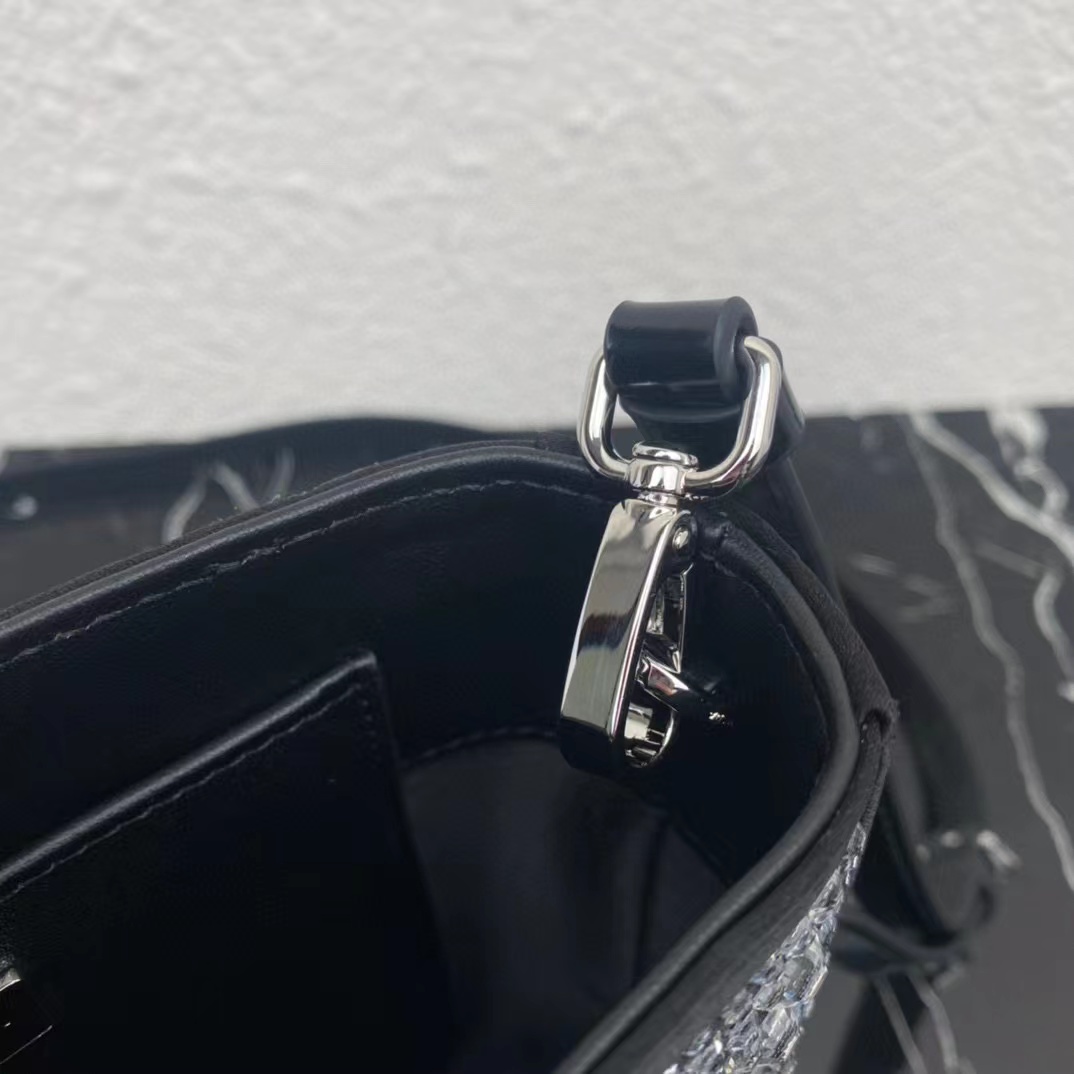 Prada – Kleine, mit Kristallen besetzte Satin-Einkaufstasche (17,5–15–5 cm) - EUR FASHION