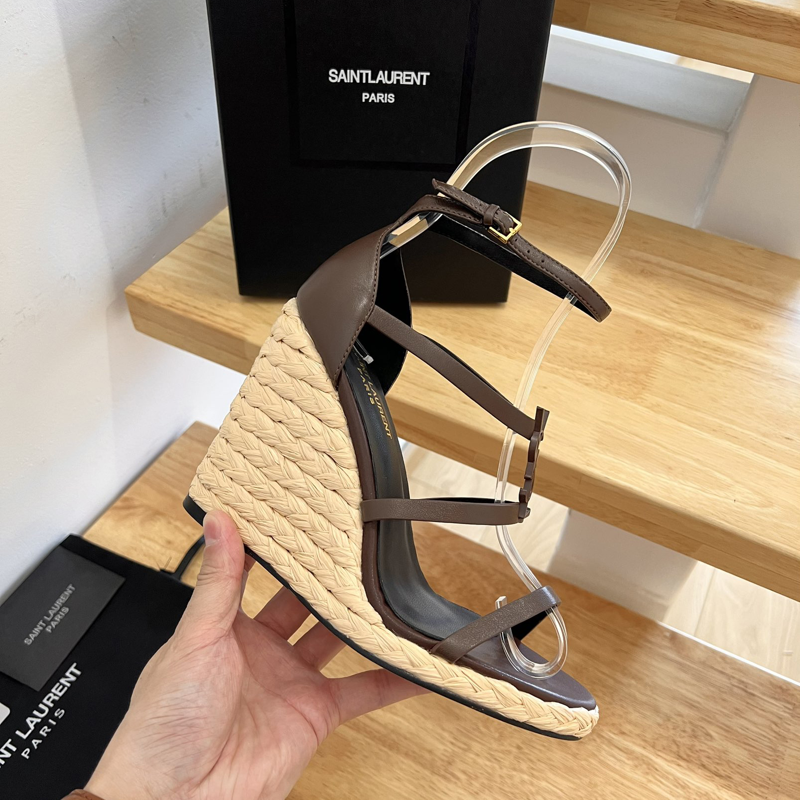 Saint Laurent Cassandra Wedge Espadrilles aus Glattleder mit braunem Monogramm - EUR FASHION