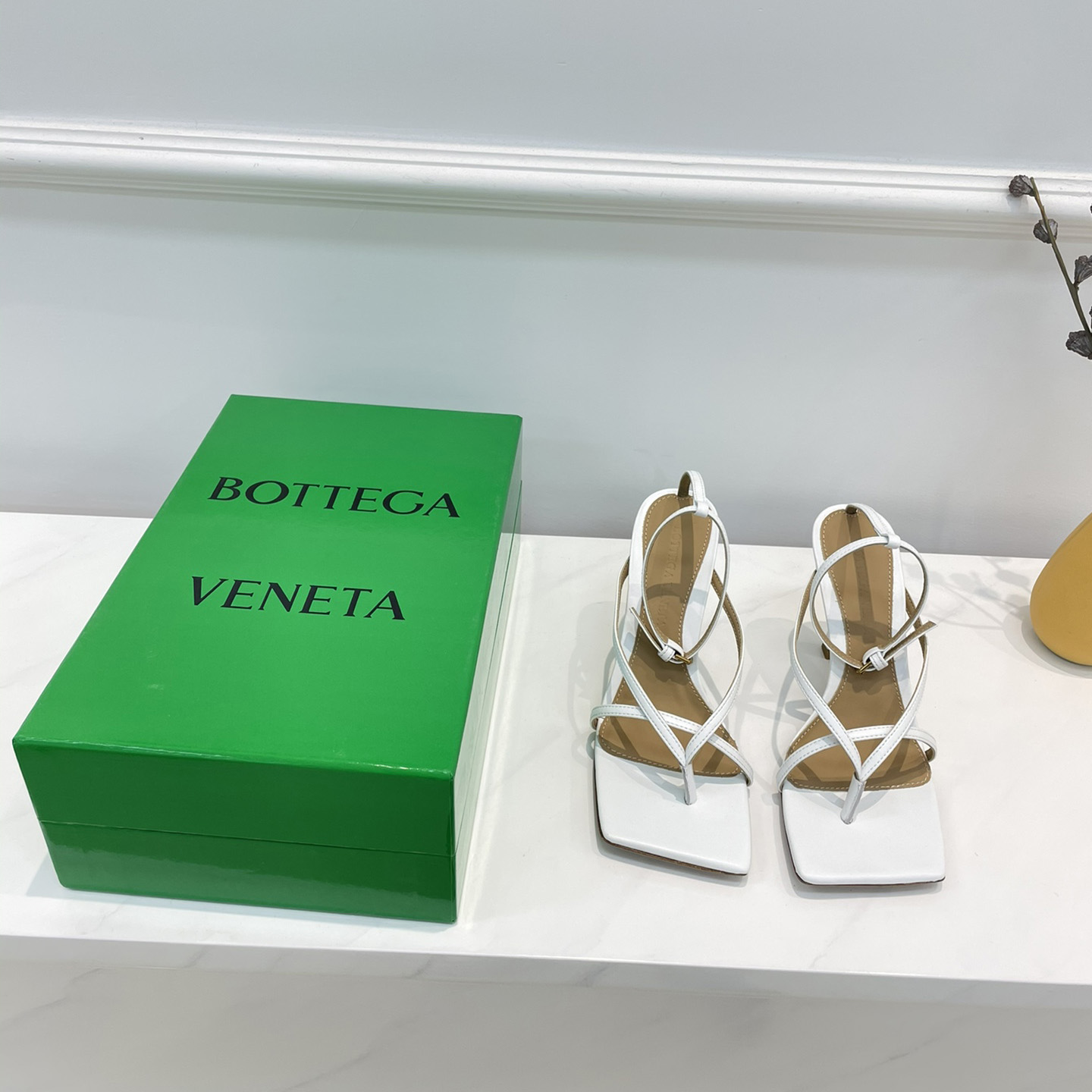 Bottega Veneta Stretch-Ledersandalen in optischem Weiß - EUR FASHION