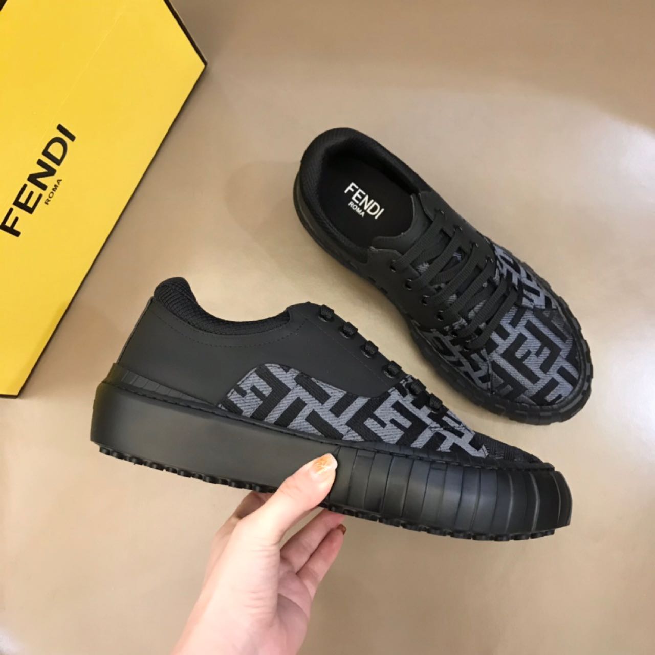 Low-Top-Sneaker „Force“ von Fendi aus schwarzem Stoff - EUR FASHION