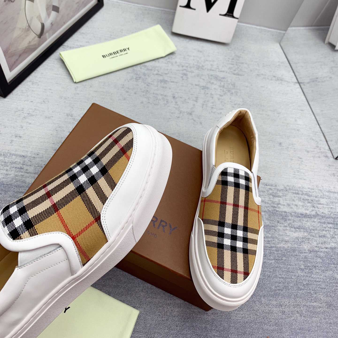 Burberry Slip-On-Sneaker aus Leder und Vintage-Check - EUR FASHION