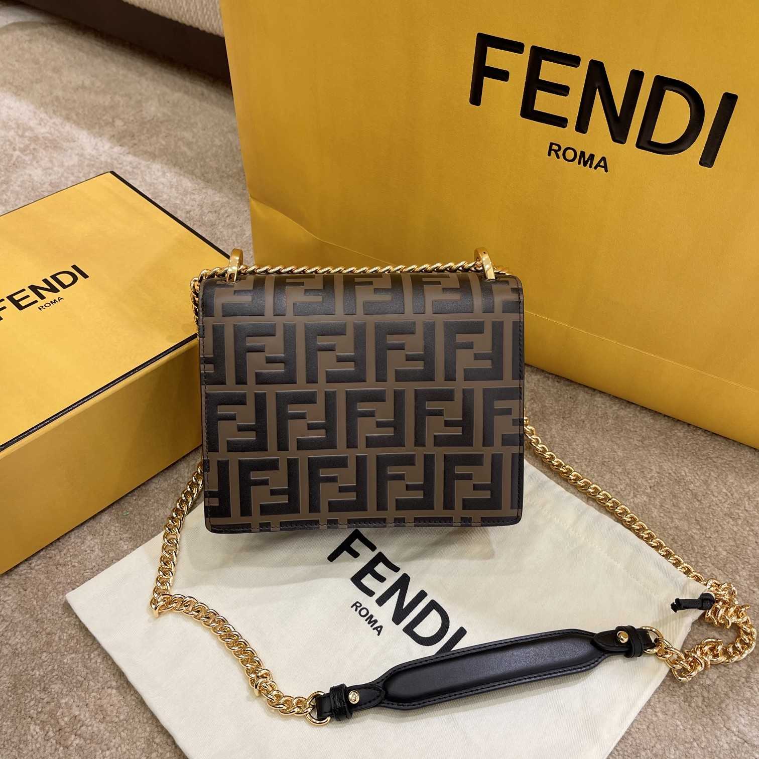 Fendi Kan U Kleine Minitasche aus braunem Leder - EUR FASHION