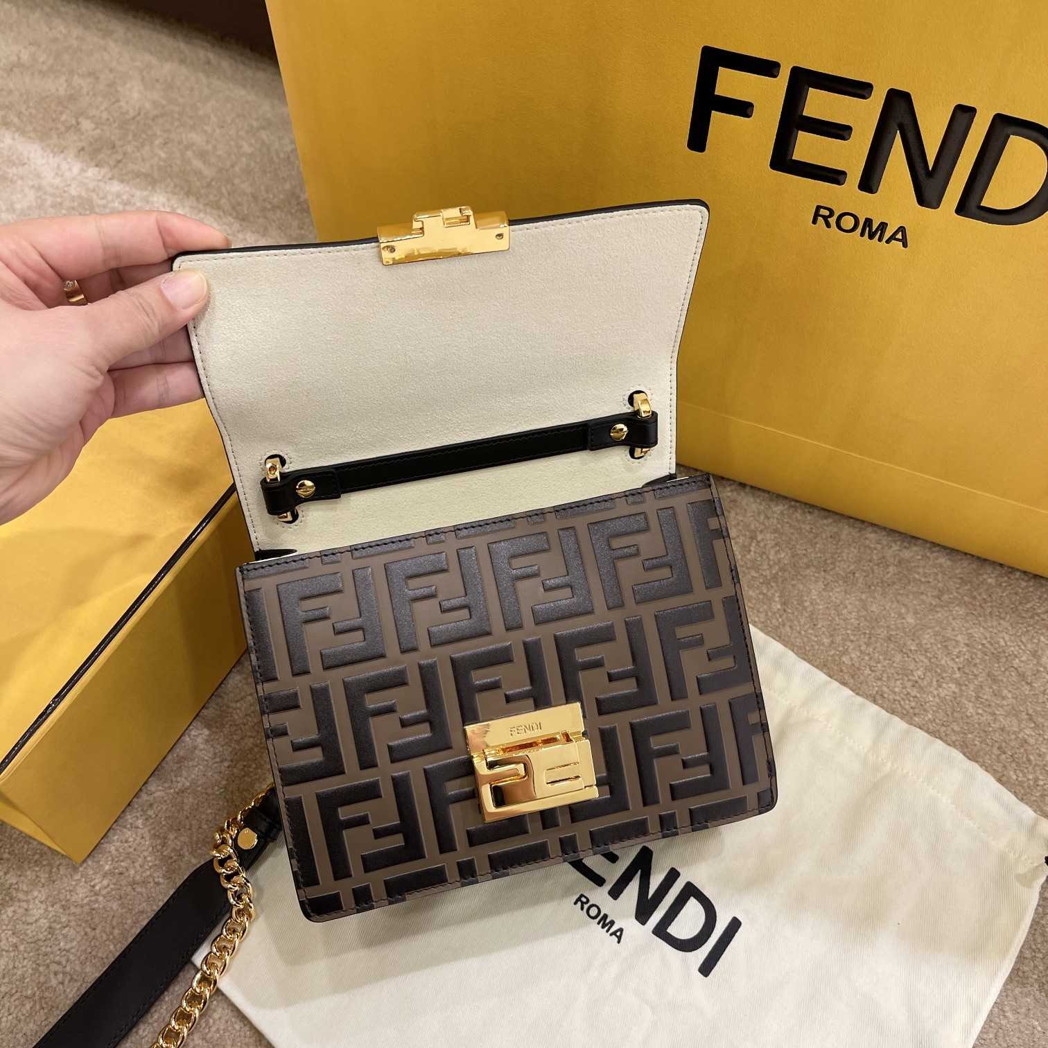 Fendi Kan U Kleine Minitasche aus braunem Leder - EUR FASHION