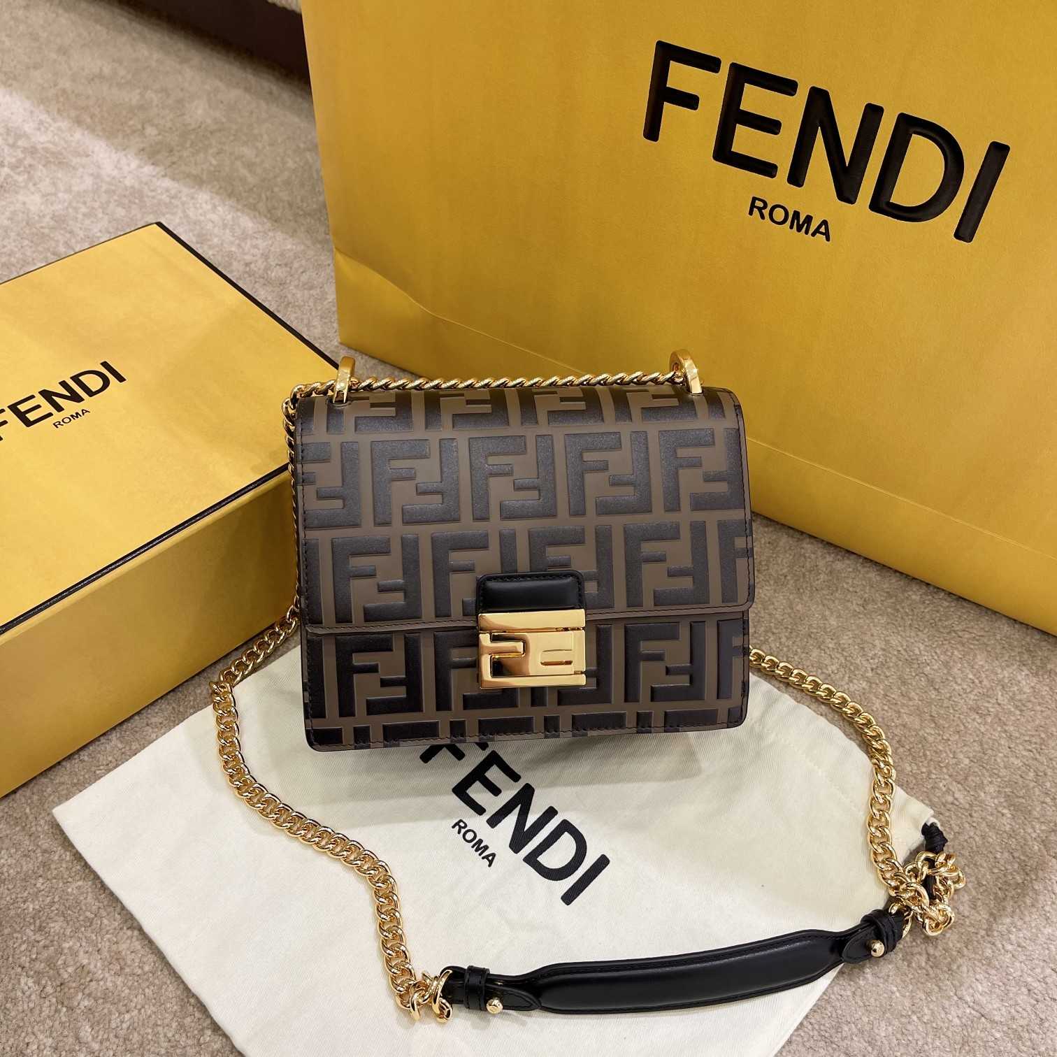 Fendi Kan U Kleine Minitasche aus braunem Leder - EUR FASHION