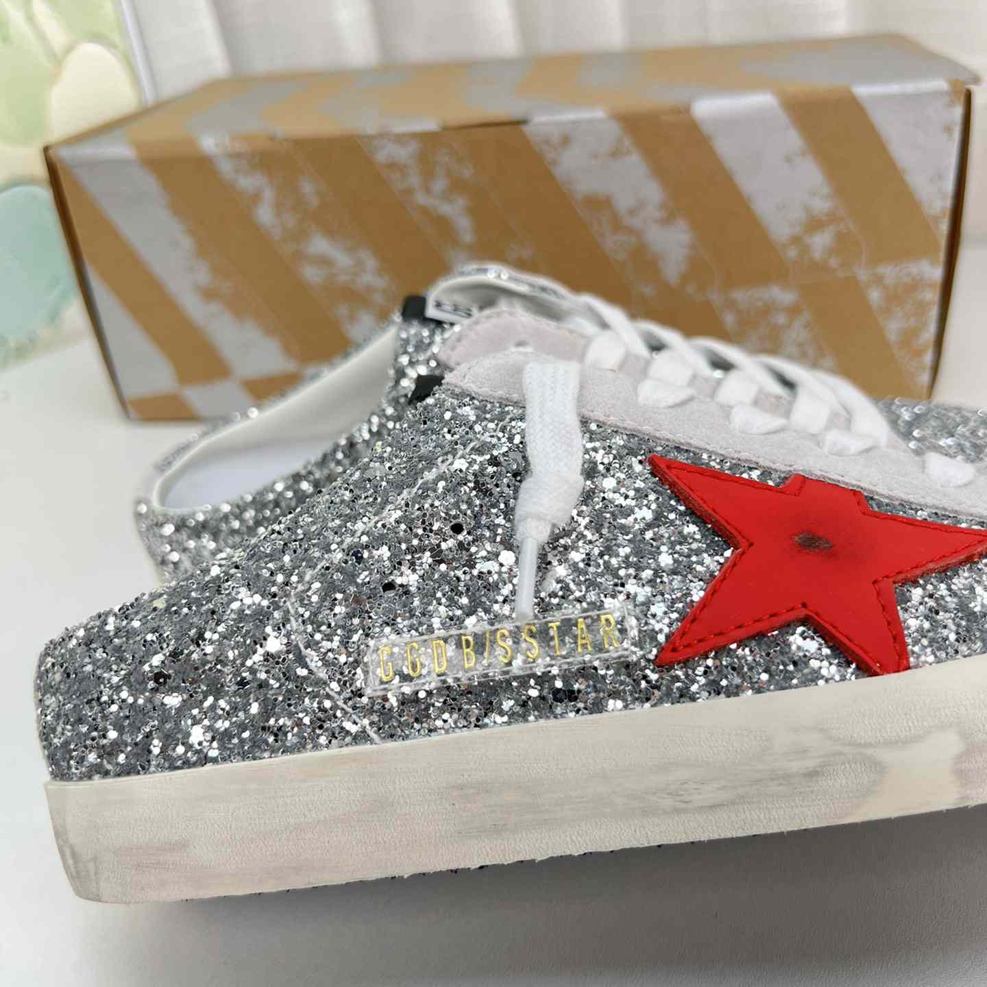 Golden Goose Super-Star-Sabots aus silbernem Glitzer mit rotem Lederstern - EUR FASHION