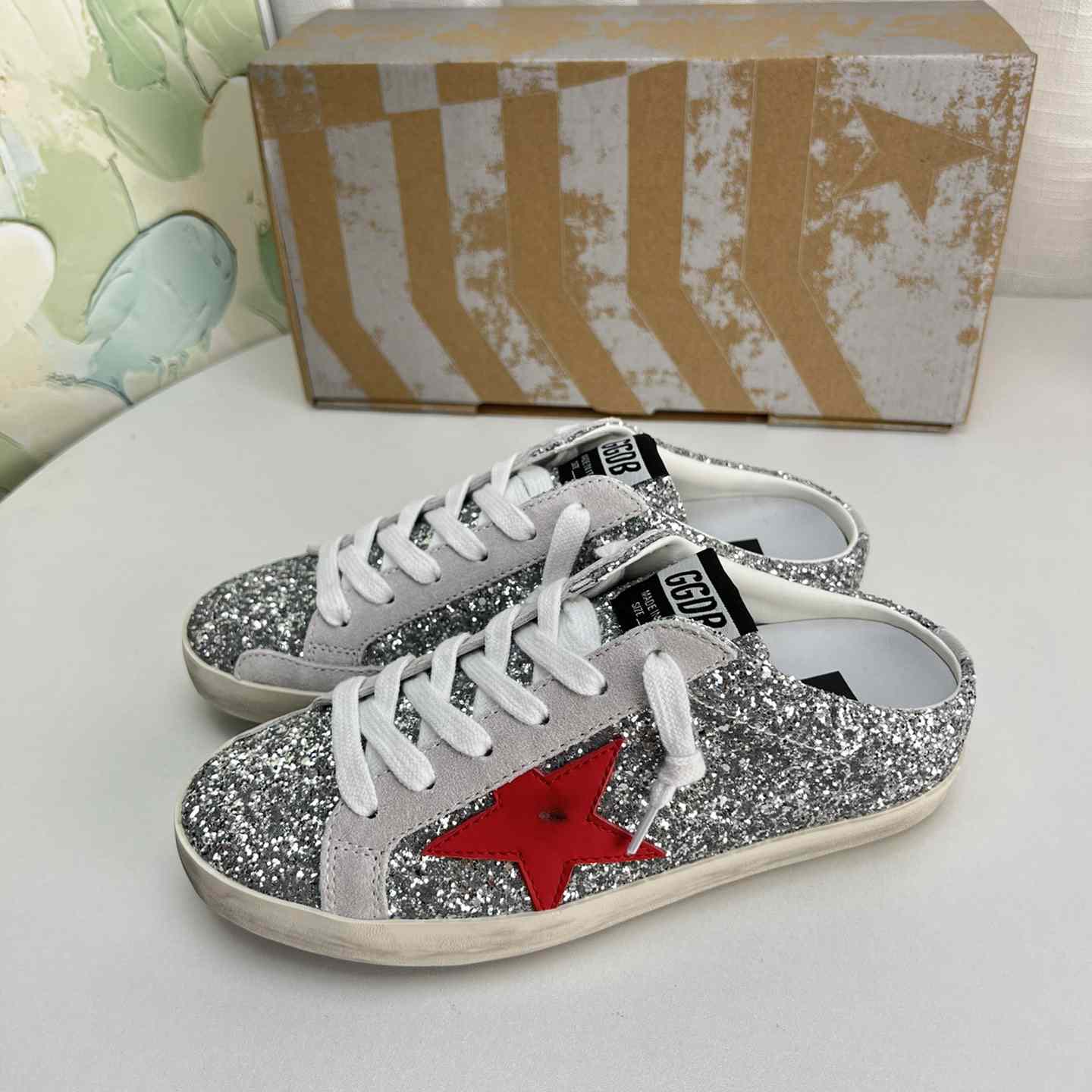 Golden Goose Super-Star-Sabots aus silbernem Glitzer mit rotem Lederstern - EUR FASHION