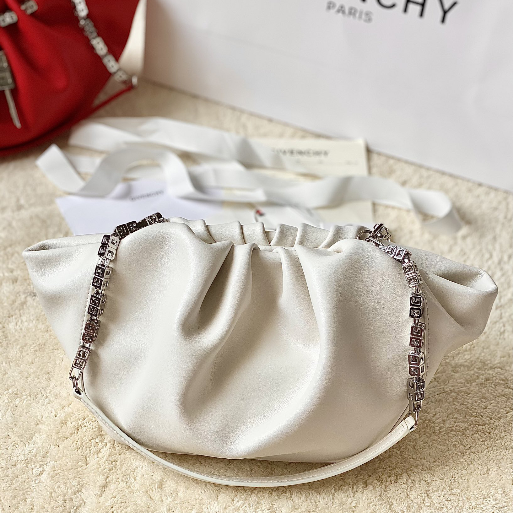 Givenchy Kleine Kenny-Tasche aus Glattleder – Elfenbein (32–22–17 cm) - EUR FASHION