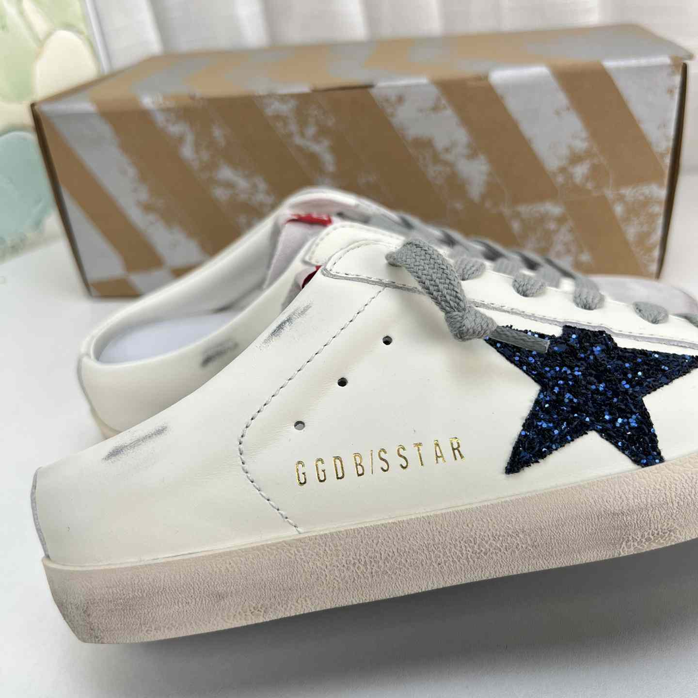 Golden Goose Super-Star-Sabots aus weißem Leder mit blauem Glitzerstern und taubengrauer Wildlederzunge - EUR FASHION