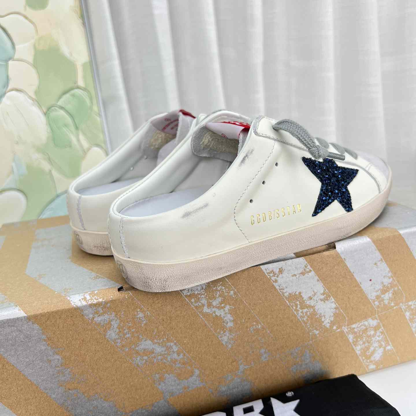 Golden Goose Super-Star-Sabots aus weißem Leder mit blauem Glitzerstern und taubengrauer Wildlederzunge - EUR FASHION