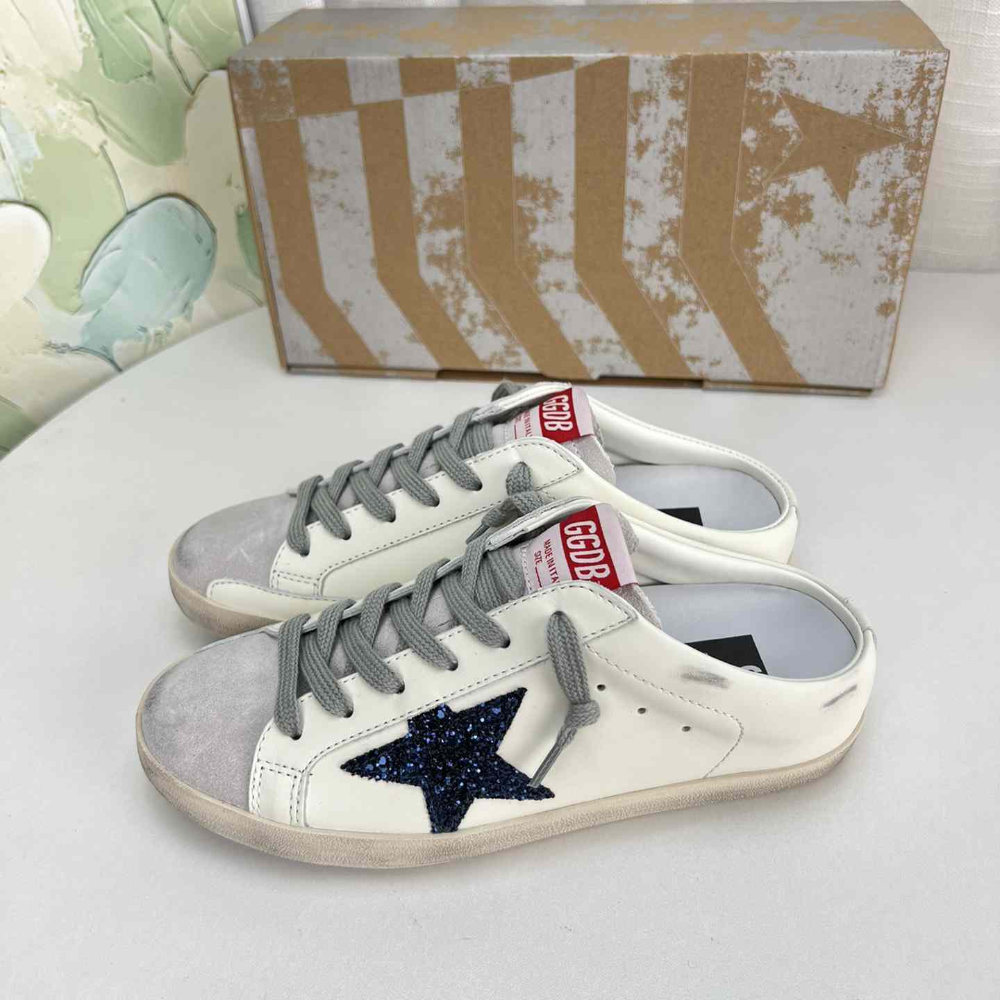 Golden Goose Super-Star-Sabots aus weißem Leder mit blauem Glitzerstern und taubengrauer Wildlederzunge - EUR FASHION